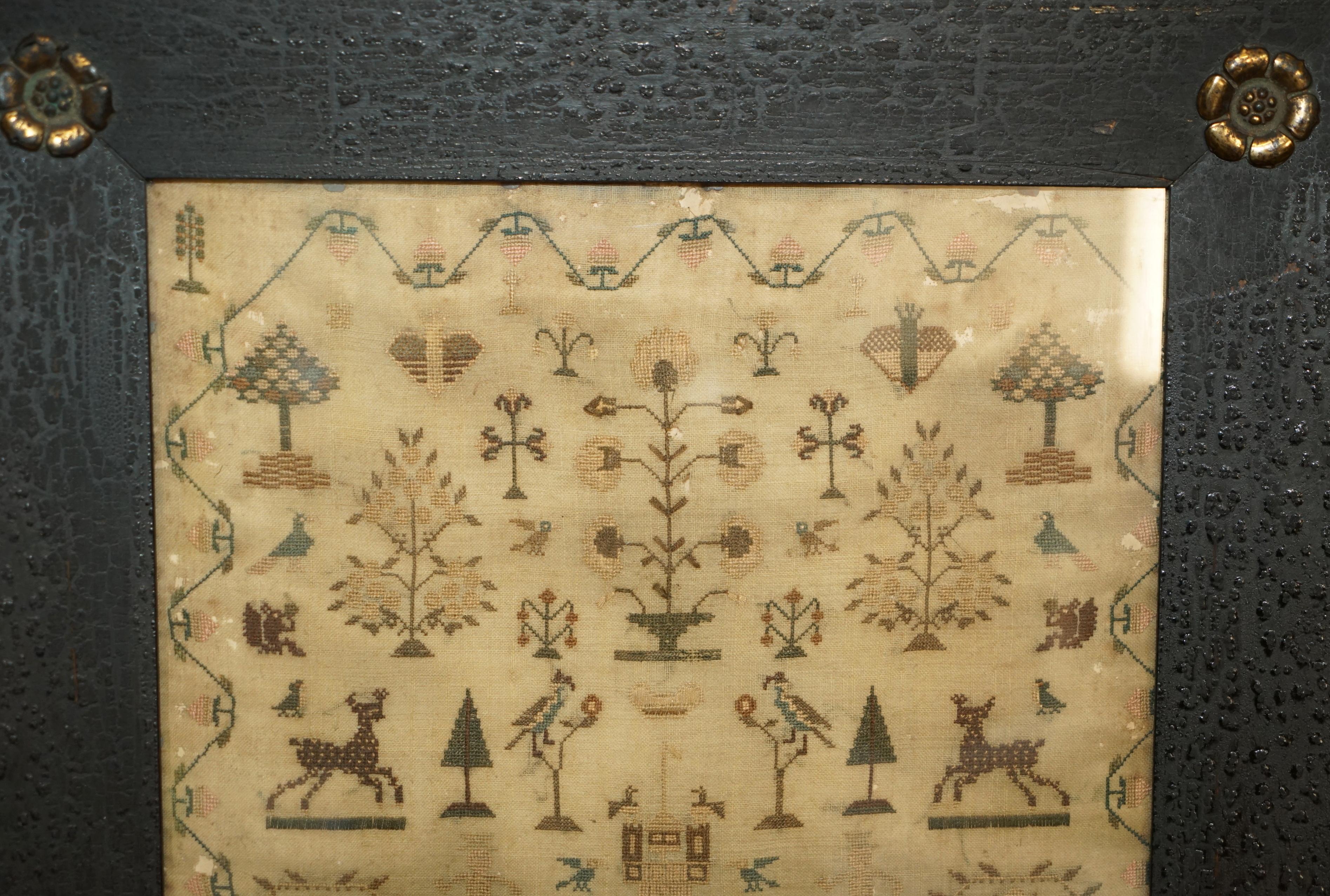 Fatto a mano ANTICO 1825 ORIGINAL KING GEORGE IV NEEDLEWORK TAPPLER SAMPLER ELIZA ANN PATT in vendita