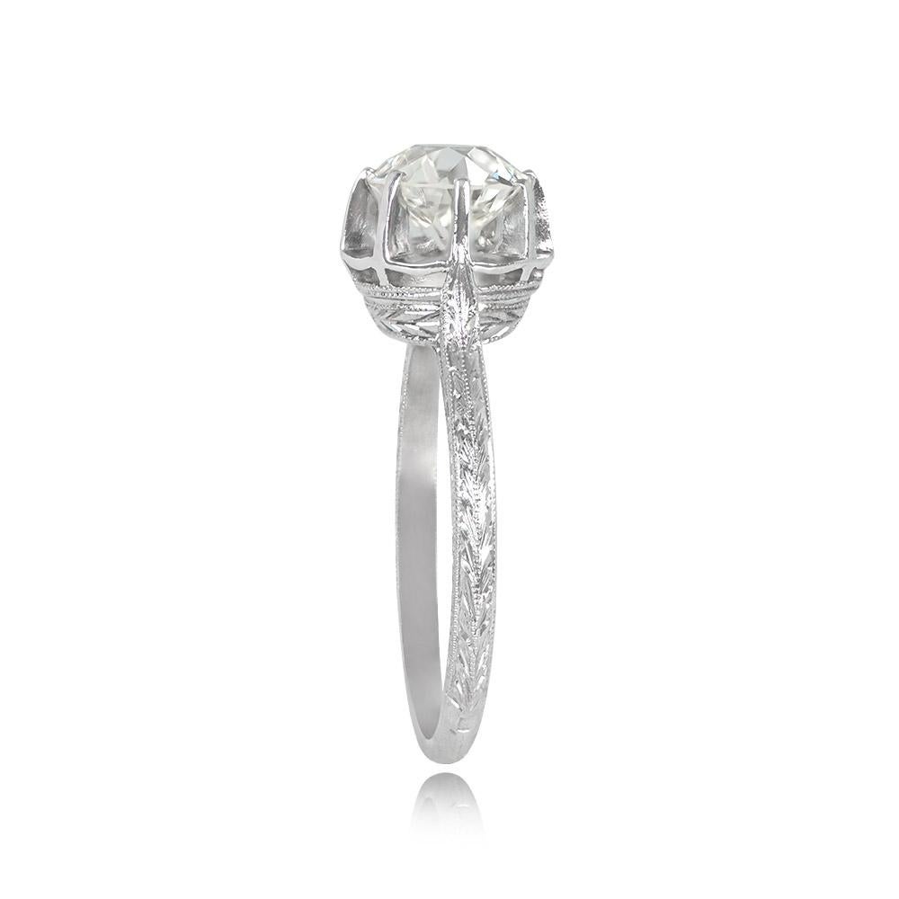 Wir präsentieren einen außergewöhnlichen, originellen Verlobungsring im Art-Déco-Stil mit einem atemberaubenden Diamanten im alten europäischen Schliff von 1,82 Karat, der vor Brillanz strahlt und sicher in Zacken gefasst ist. Mit seiner K-Farbe und