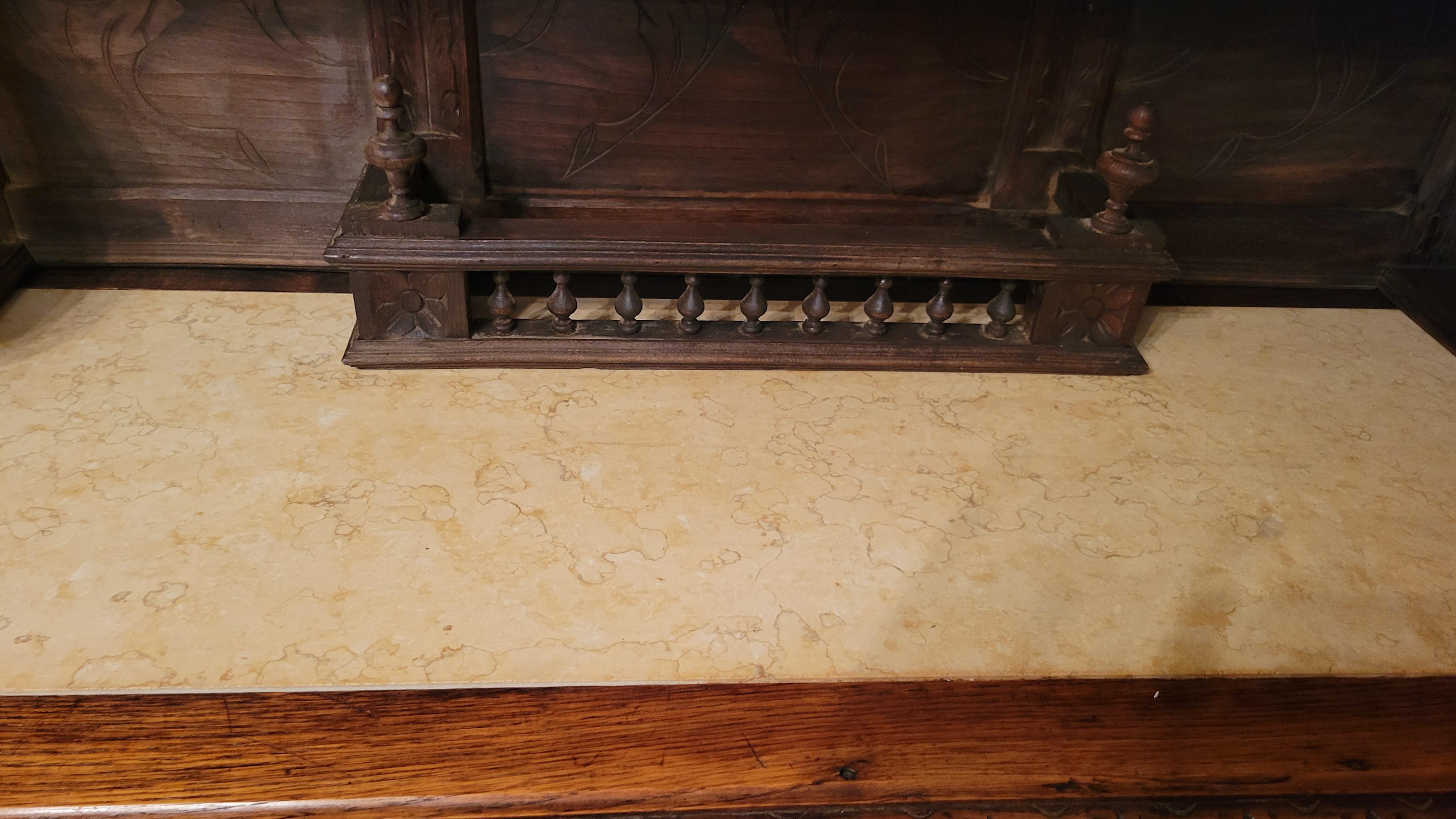 Antico, 1830, convitto fiammingo intagliato a mano con piano in marmo - 2 pezzi In condizioni buone in vendita a Phoenix, AZ