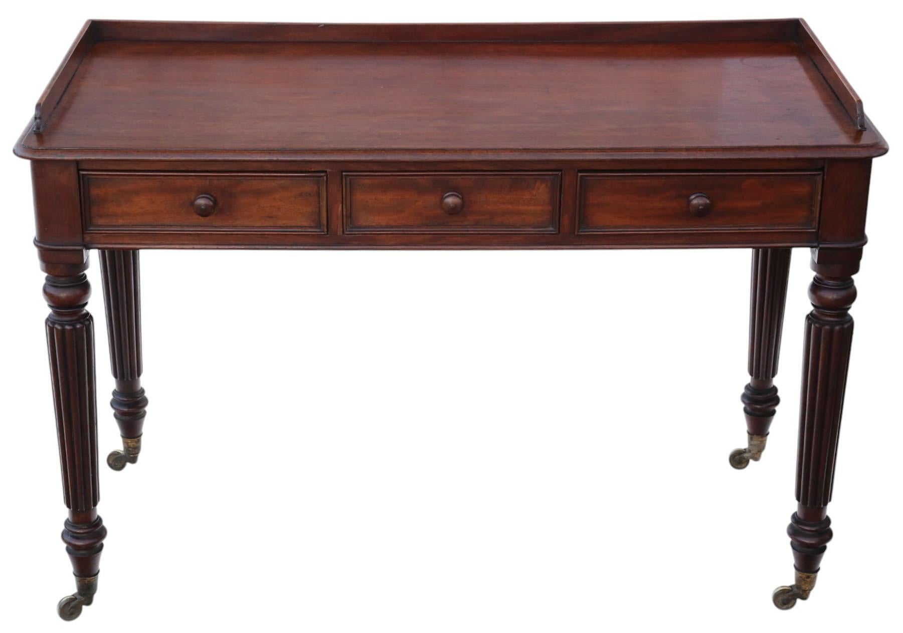 Antico scrittoio a 3 cassetti in mogano del 1830 - Qualità pregiata del XIX secolo

Un raffinato scrittoio o toletta in mogano degli inizi del XIX secolo, risalente al 1830 circa. Questo pezzo elegante mostra linee semplici e pulite con una