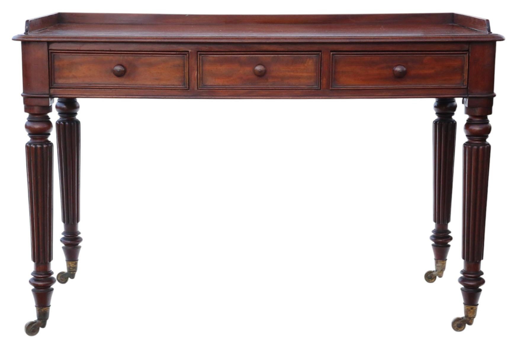 Legno Antico scrittoio/tavolino a 3 cassetti in mogano del 1830 - Qualità pregiata in vendita