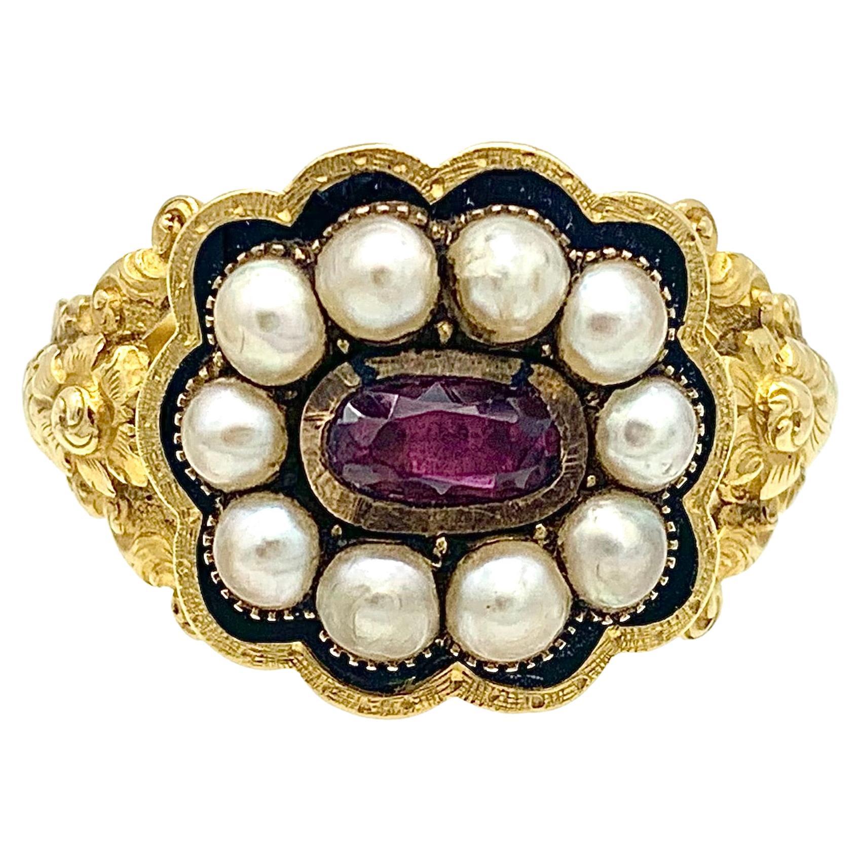 Bague de deuil ancienne 1830 en or émaillée, demi-perles naturelles, fleurs et grenat en vente