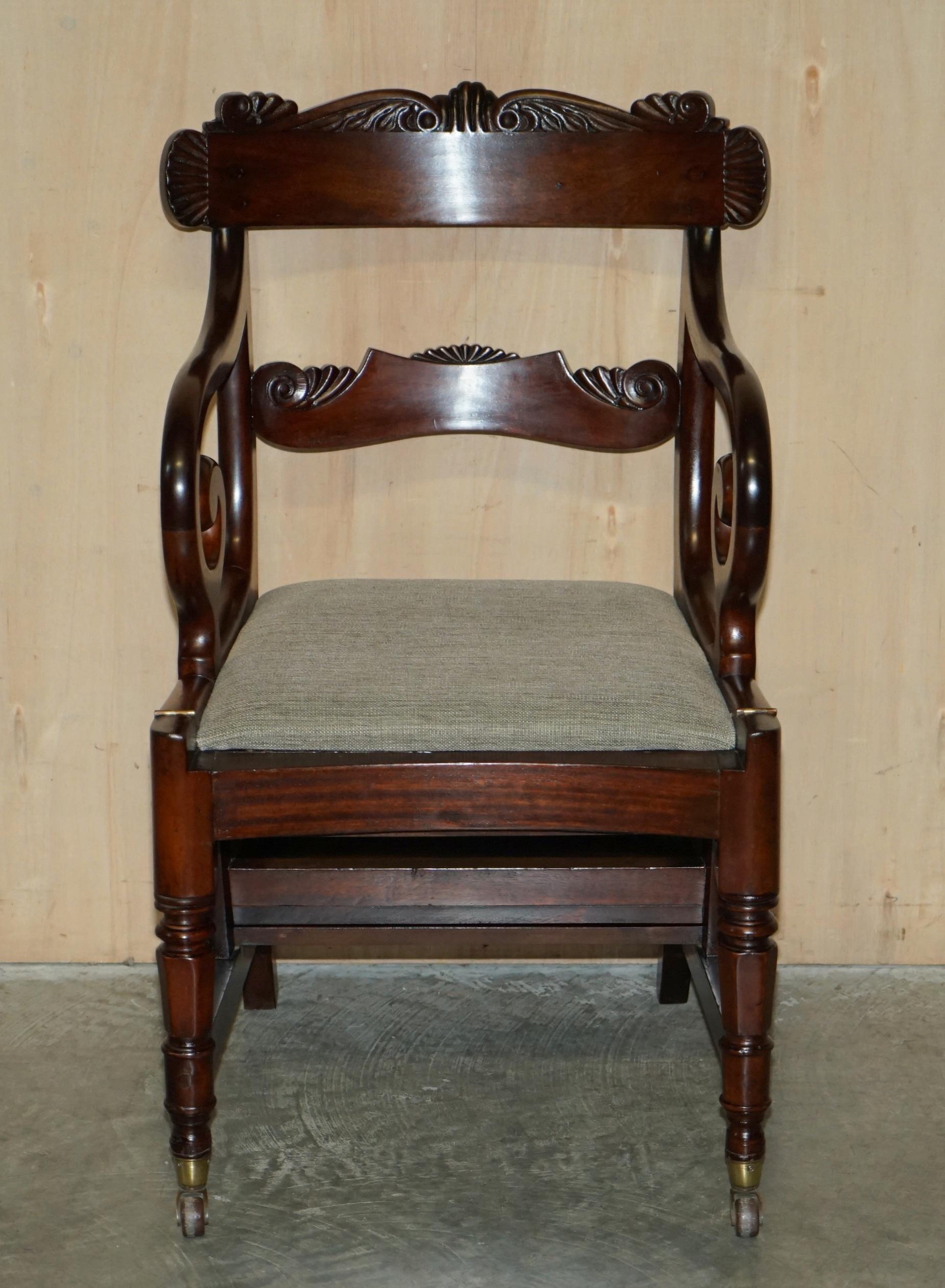Royal House Antiques

Royal House Antiques a le plaisir d'offrir à la vente ce grand fauteuil métamorphique William IV vers 1830, légèrement restauré, en acajou flammé, qui se transforme en escalier de bibliothèque, attribué aux Gillows de Lancaster