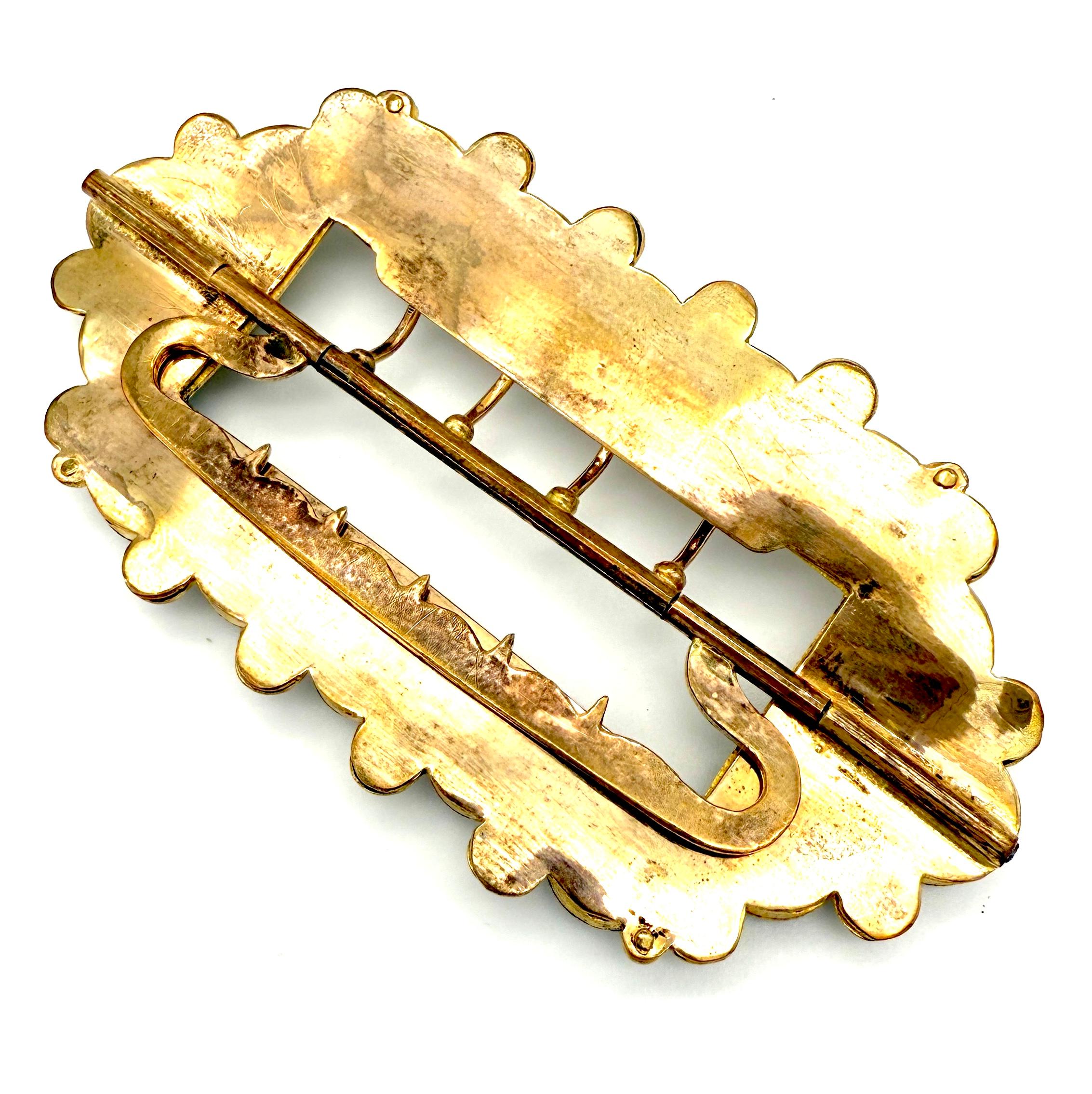 Taille cabochon Boucle de ceinture ancienne 1835 Calcédoine Cabochon Métal doré en vente