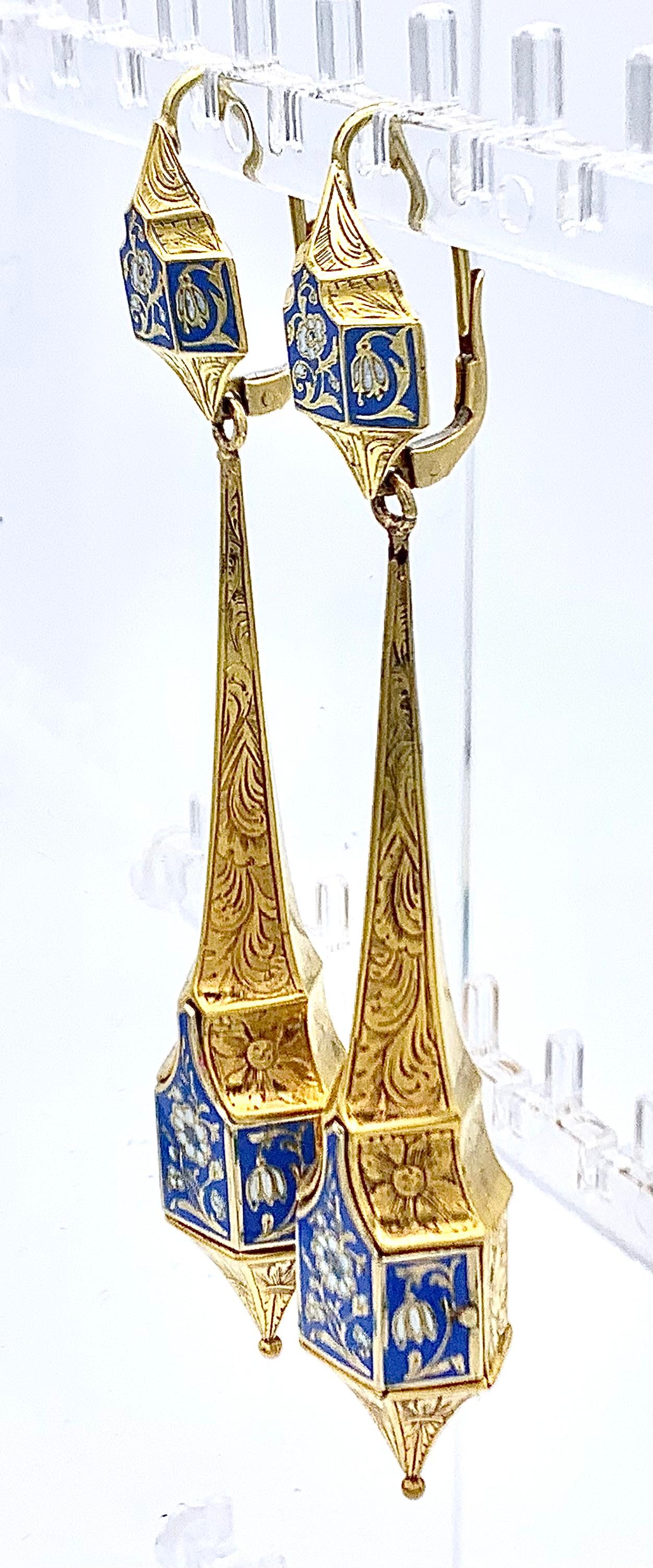 This exceptionally large pair of gold earringe was made around 1835 out of 14 karat gold.
The earrings are finely decorated with engraved  and enamelled flowers in pale blue and white. 