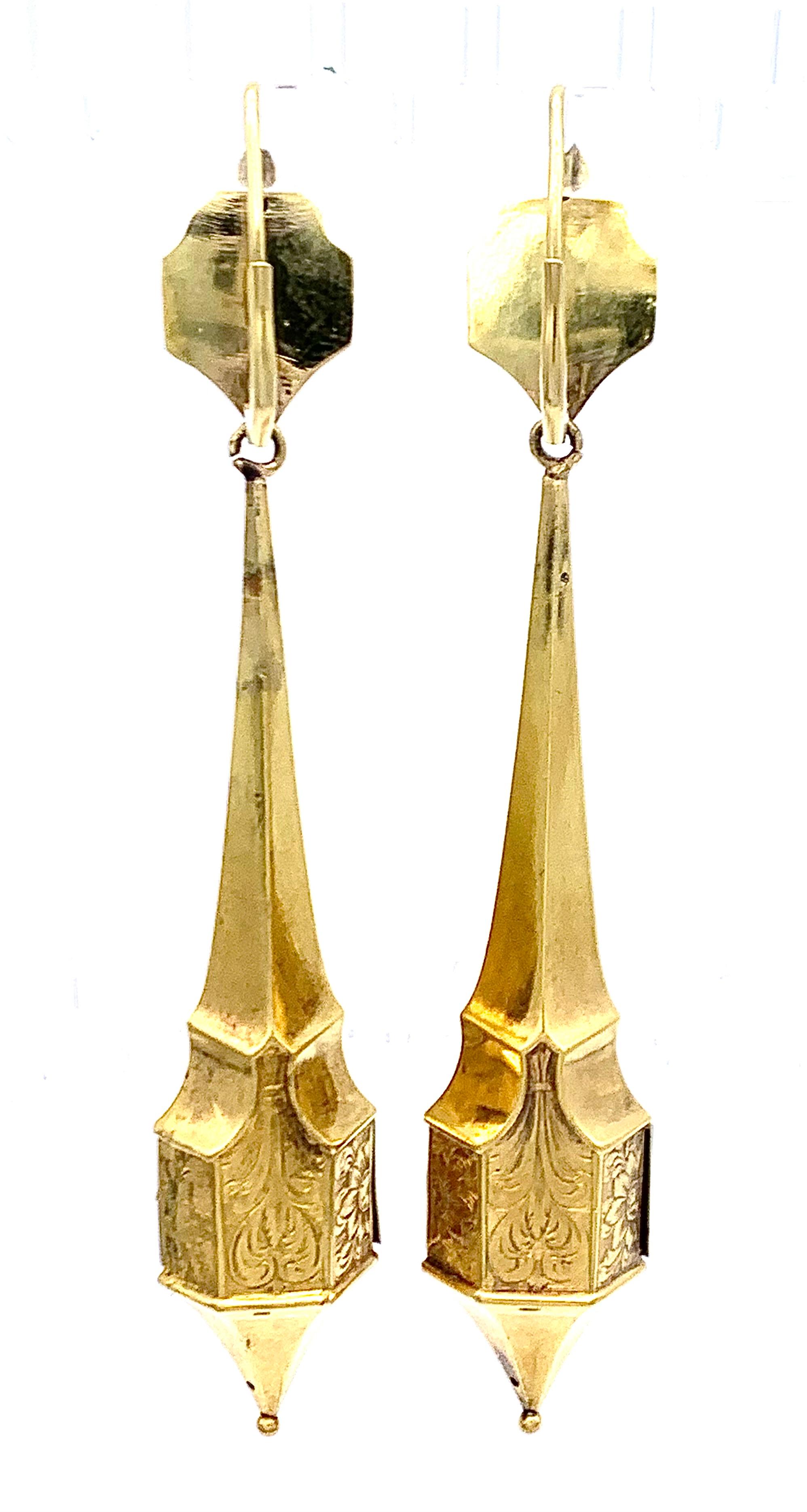 Antique 1835 Large Dangling Flower Earrings 14 Karat Gold Enamel Engraving In Good Condition In Munich, Bavaria