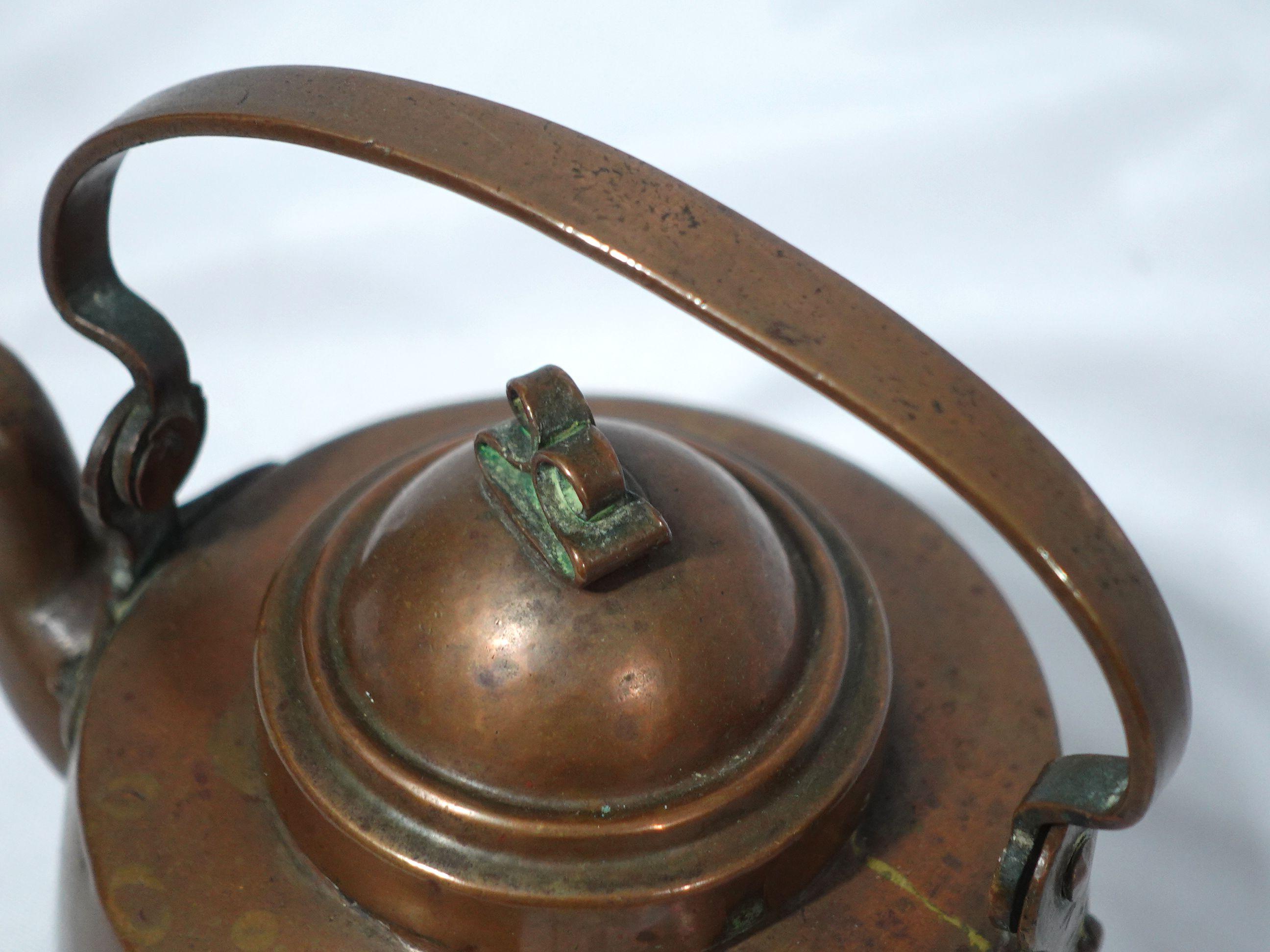 Hand-hammered a heavy copper tea kettle with wood handle made in England from the 19th century, very well hand-made with delicate craftsmanship, and highly collectible antique.
