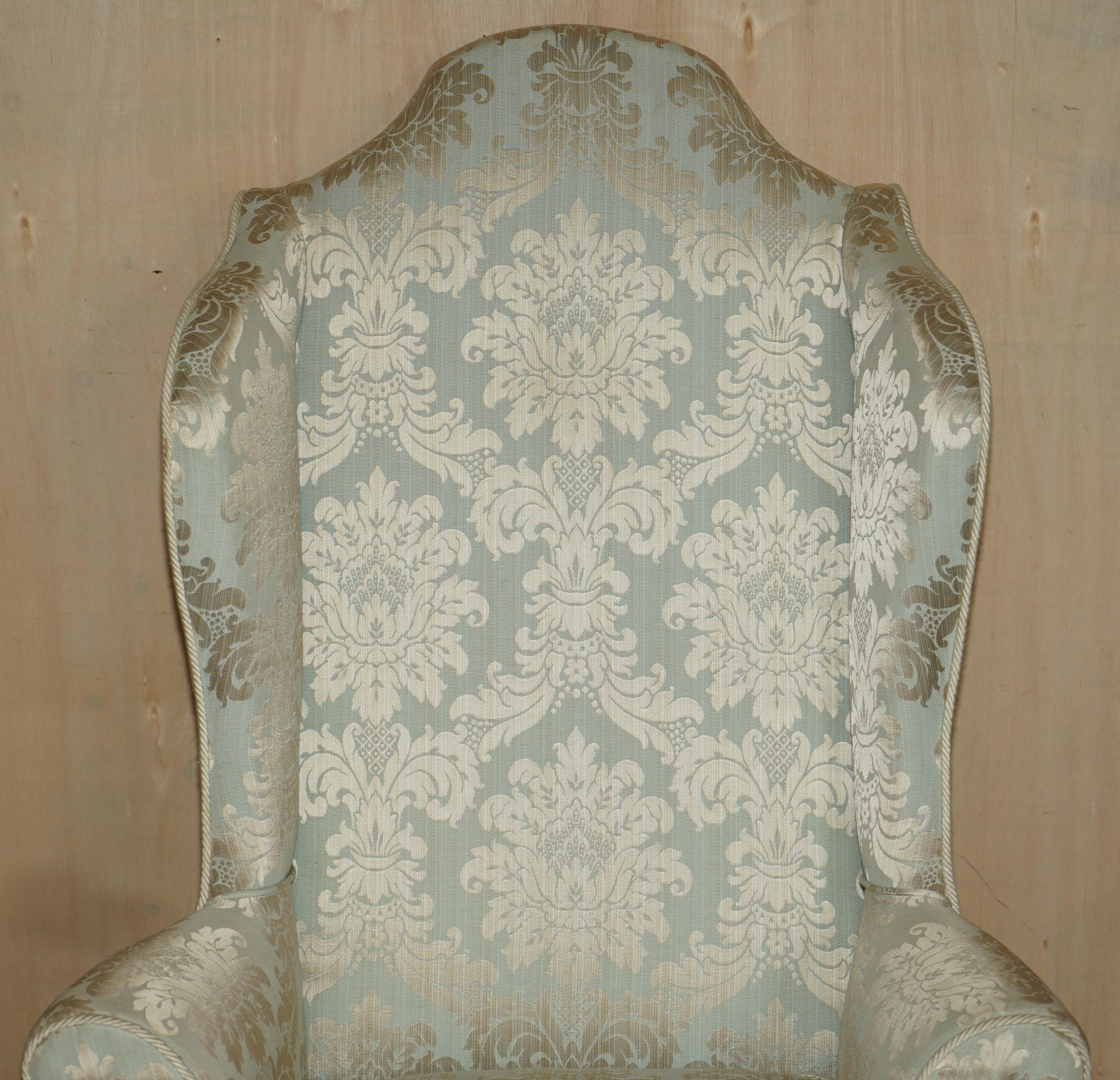 Antike 1840 Museum Qualität Claw & Ball geschnitzten Füßen Wingback sehr großen Sessel (Englisch) im Angebot