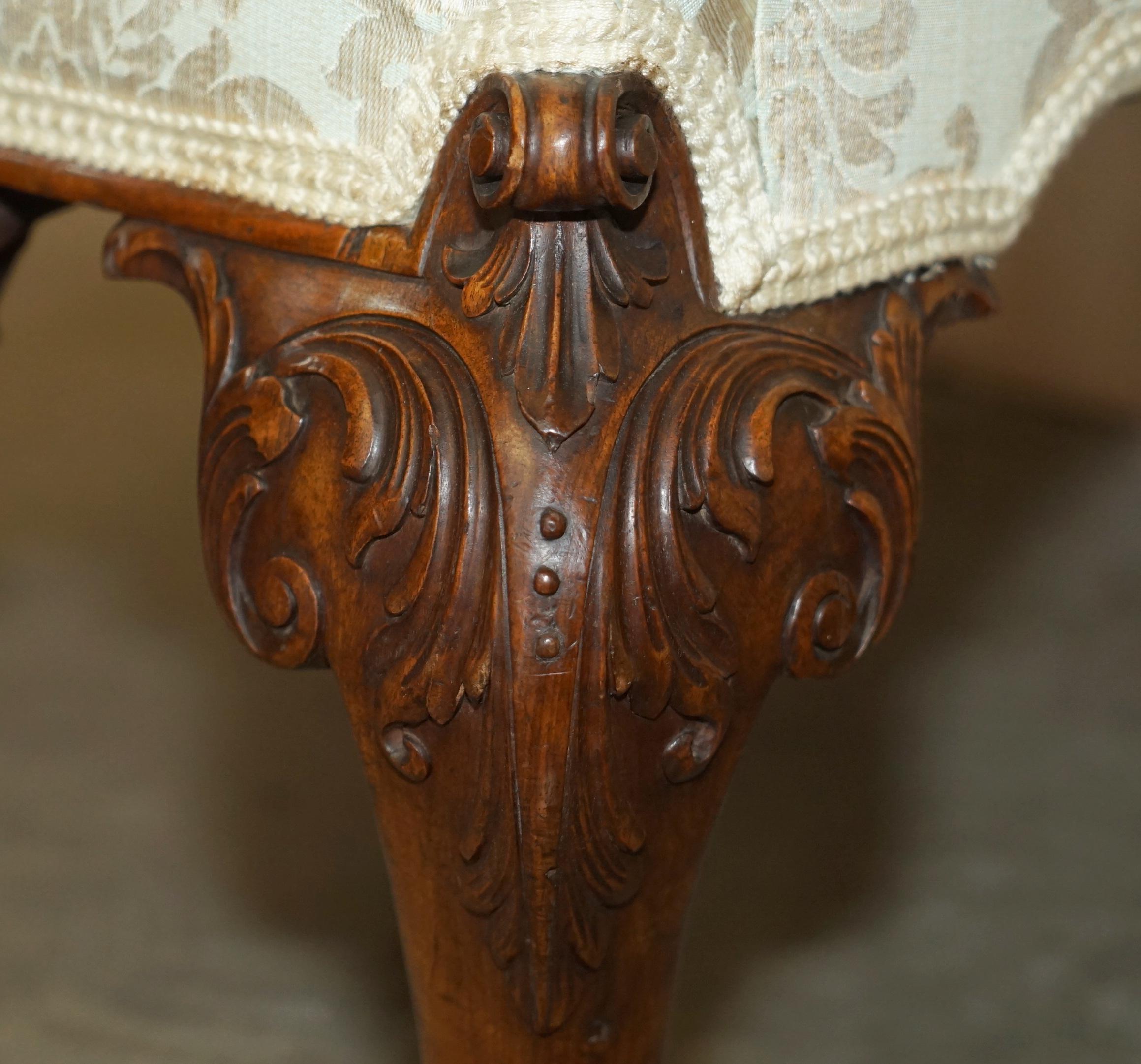 Antike 1840 Museum Qualität Claw & Ball geschnitzten Füßen Wingback sehr großen Sessel (Polster) im Angebot