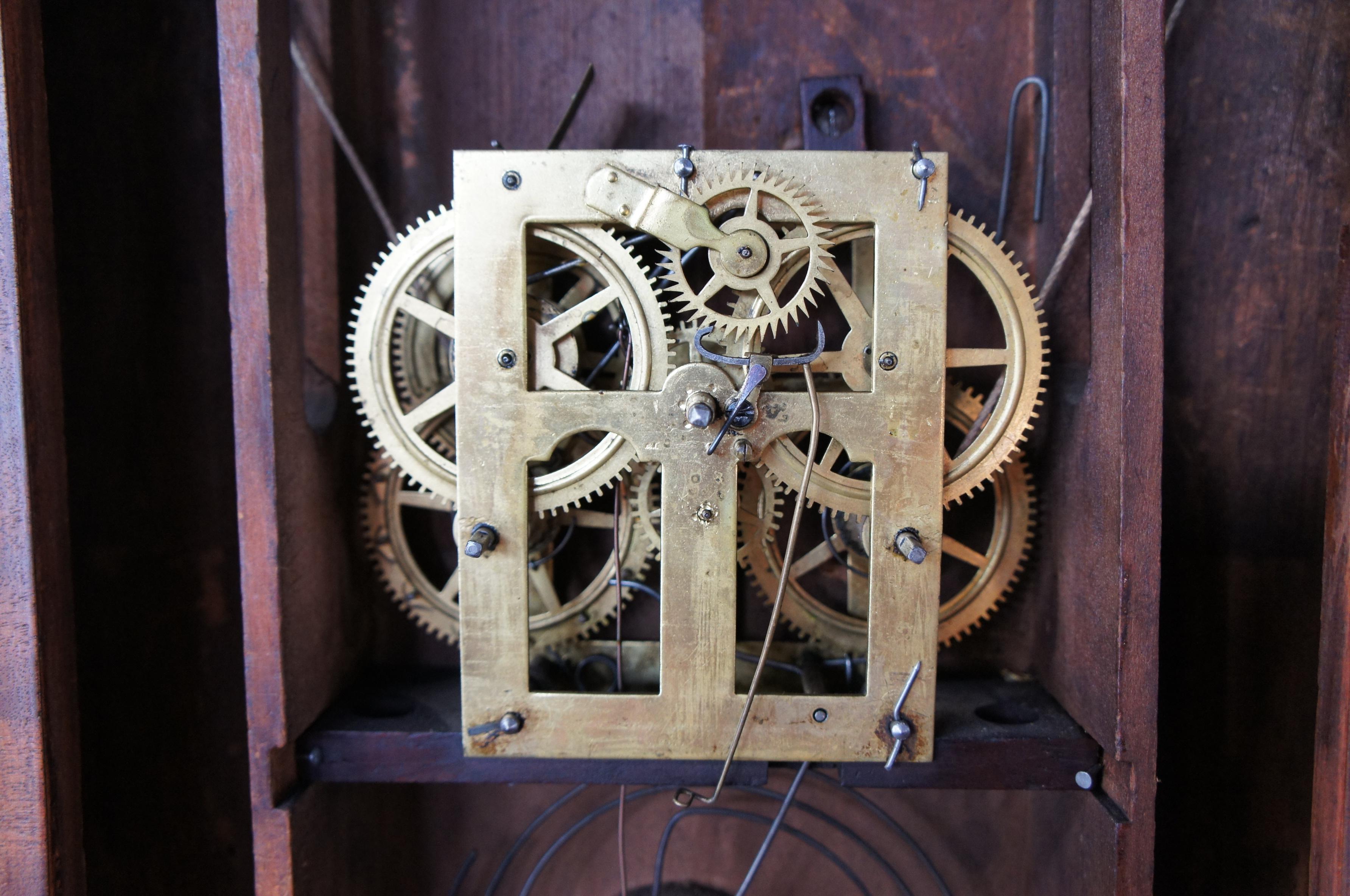 Antique 1840s Manross Prichard 8 Day Mahogany Ogee Mantel Shelf Clock In Good Condition In Dayton, OH