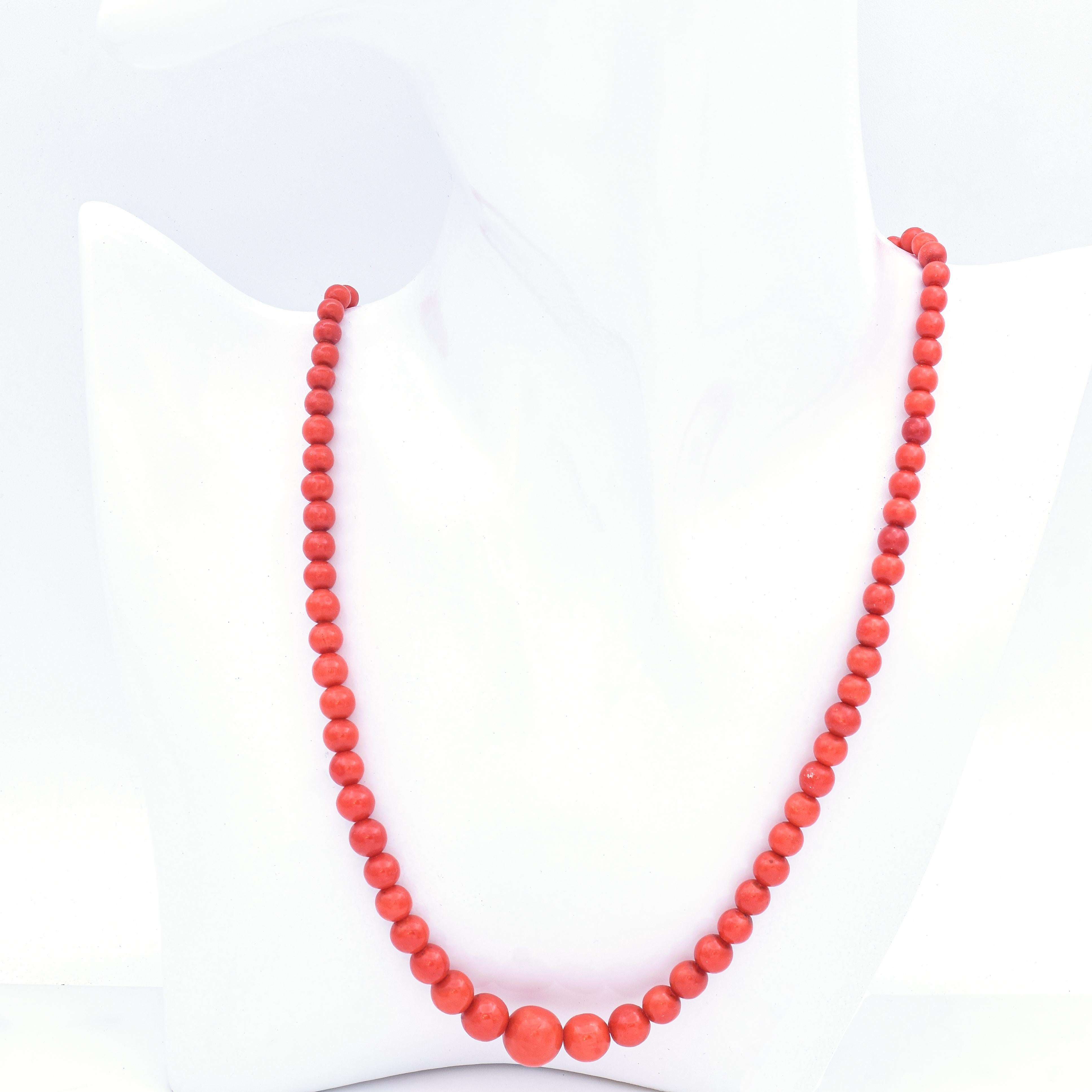 Un magnifique collier de perles de corail datant du milieu du 19e siècle. Confectionnée avec des perles de corail rouge vibrant, cette pièce respire l'élégance et la beauté intemporelle. Le collier est sécurisé par un fermoir en or jaune, ajoutant
