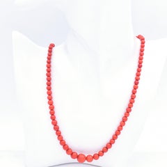 Collana antica in oro giallo del 1840 con fili di corallo rosso e perline graduate