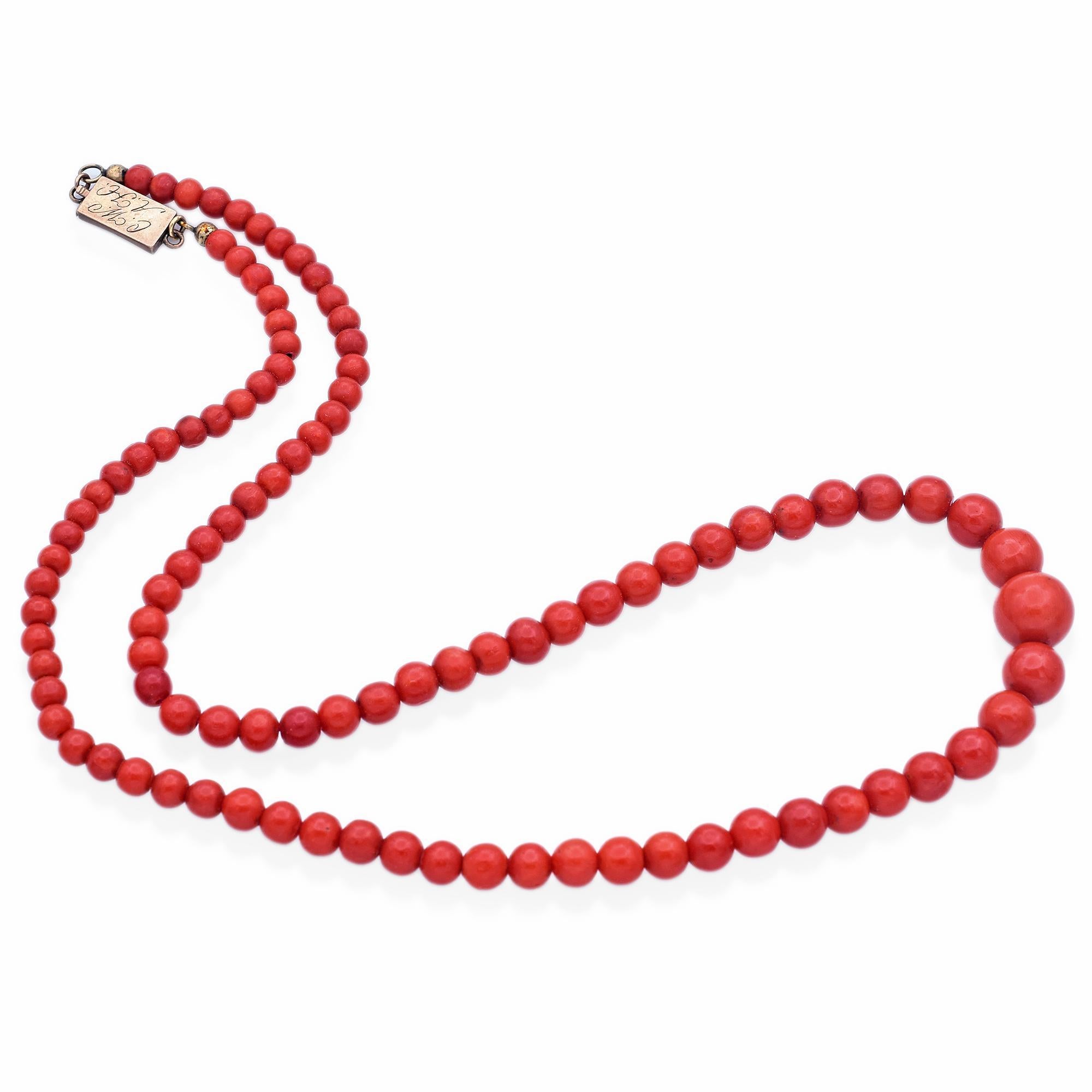 Non taillé Collier ancien des années 1840, en or jaune, corail rouge et perles graduées en vente