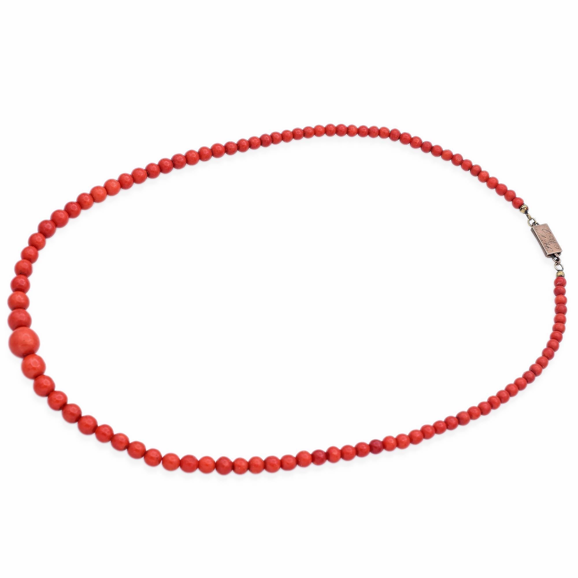 Collier ancien des années 1840, en or jaune, corail rouge et perles graduées Bon état - En vente à New York, NY