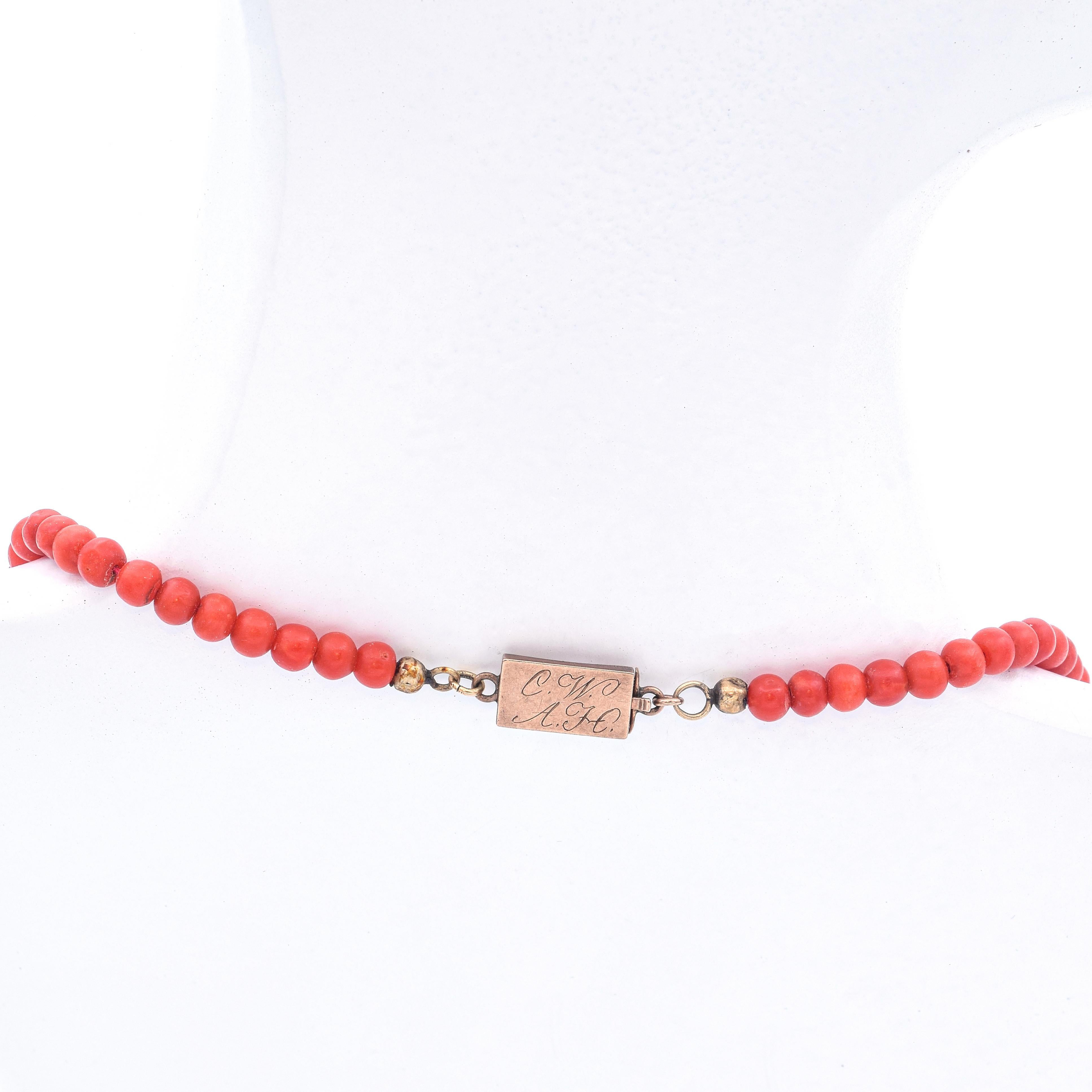 Collier ancien des années 1840, en or jaune, corail rouge et perles graduées Pour femmes en vente