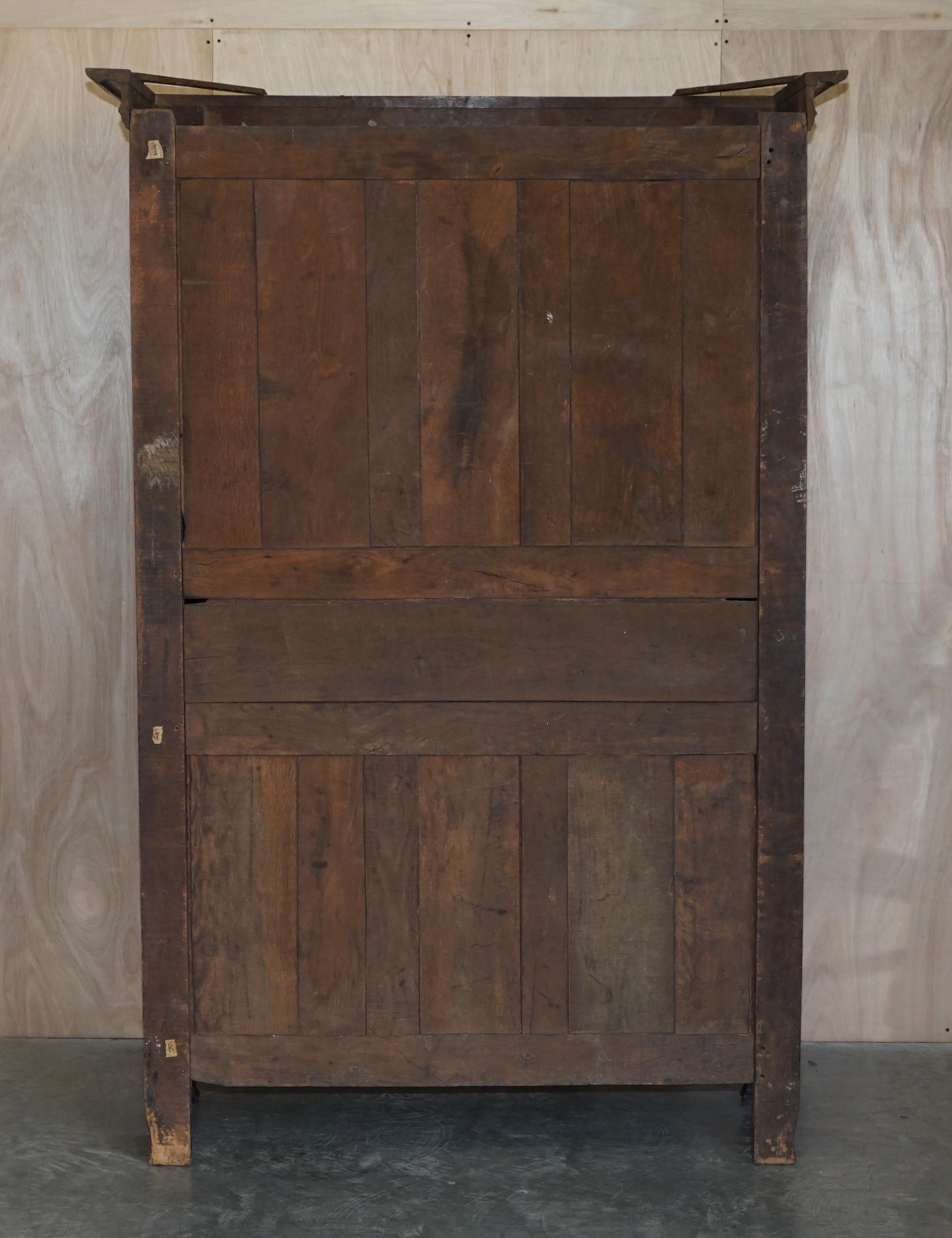 Armoire ancienne de 1844 sculptée et datée avec panneaux faits par des experts en vente 5