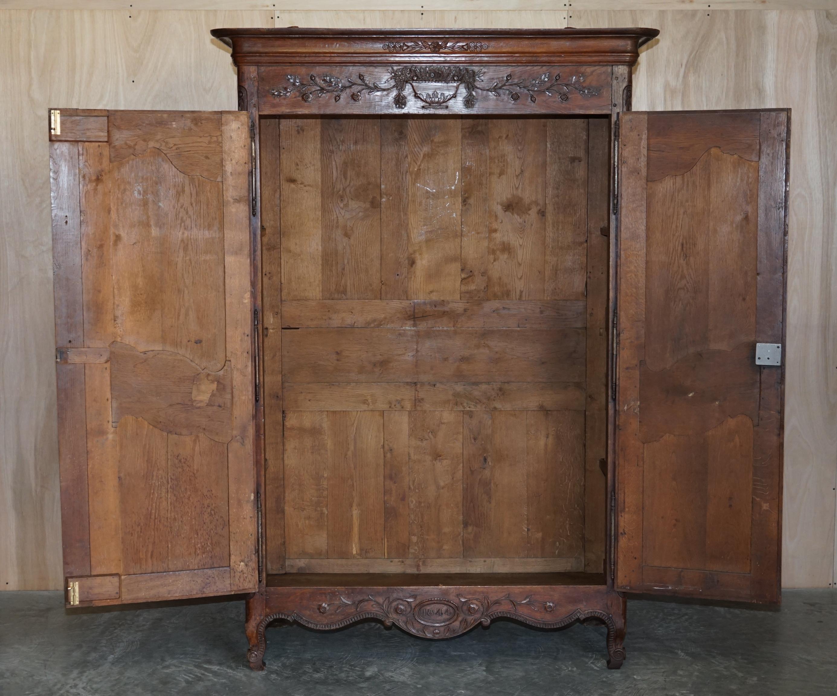 Armoire ancienne de 1844 sculptée et datée avec panneaux faits par des experts en vente 8