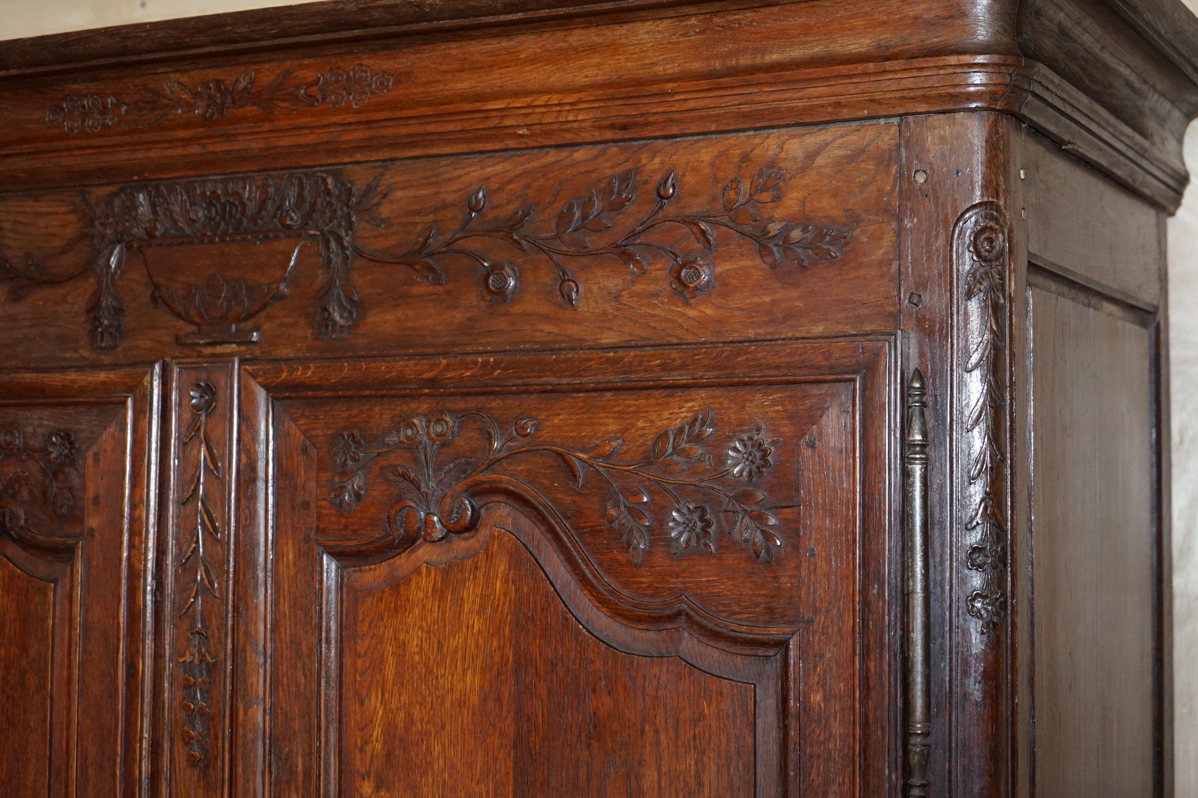 Armoire ancienne de 1844 sculptée et datée avec panneaux faits par des experts Bon état - En vente à West Sussex, Pulborough
