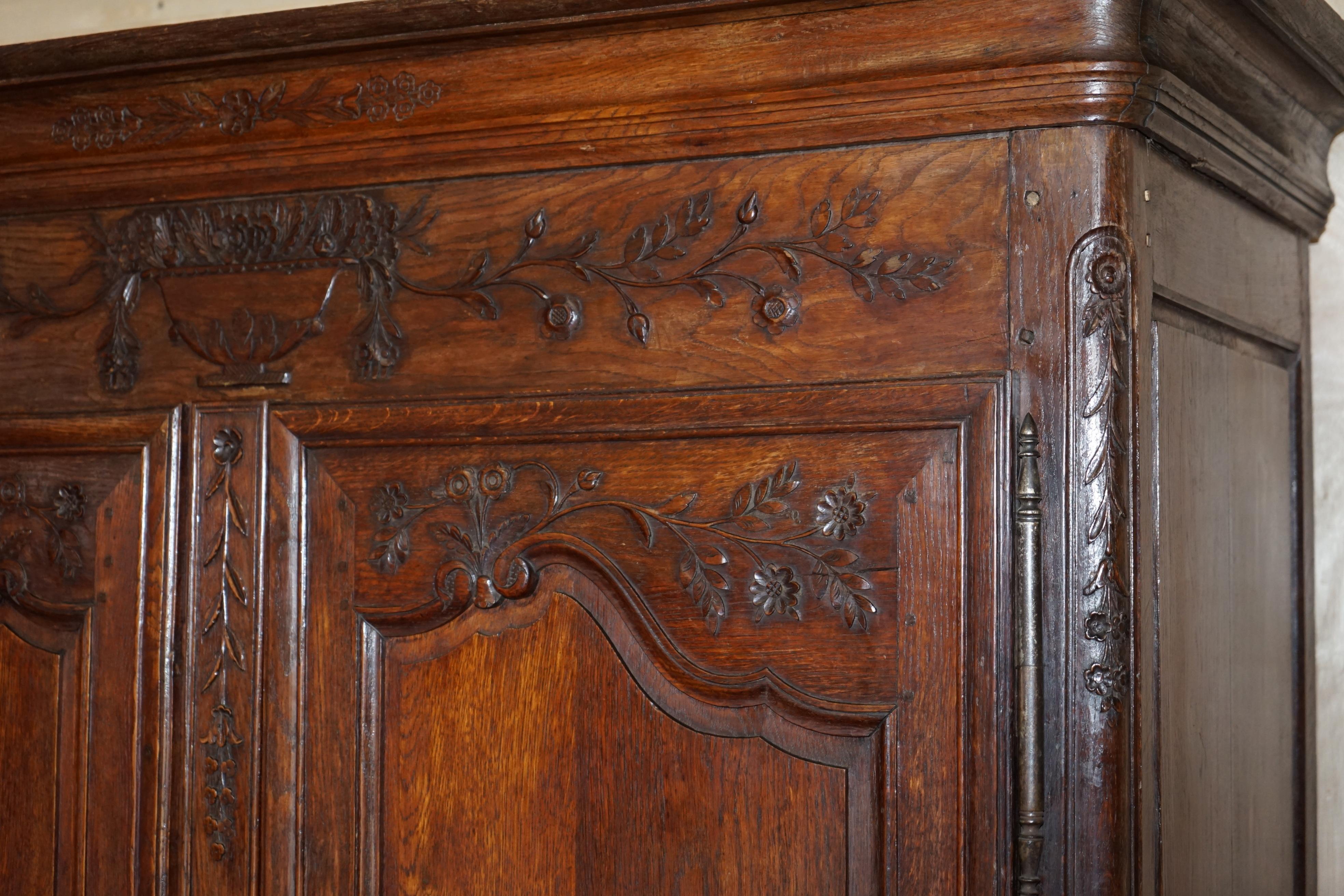 Chêne Armoire ancienne de 1844 sculptée et datée avec panneaux faits par des experts en vente