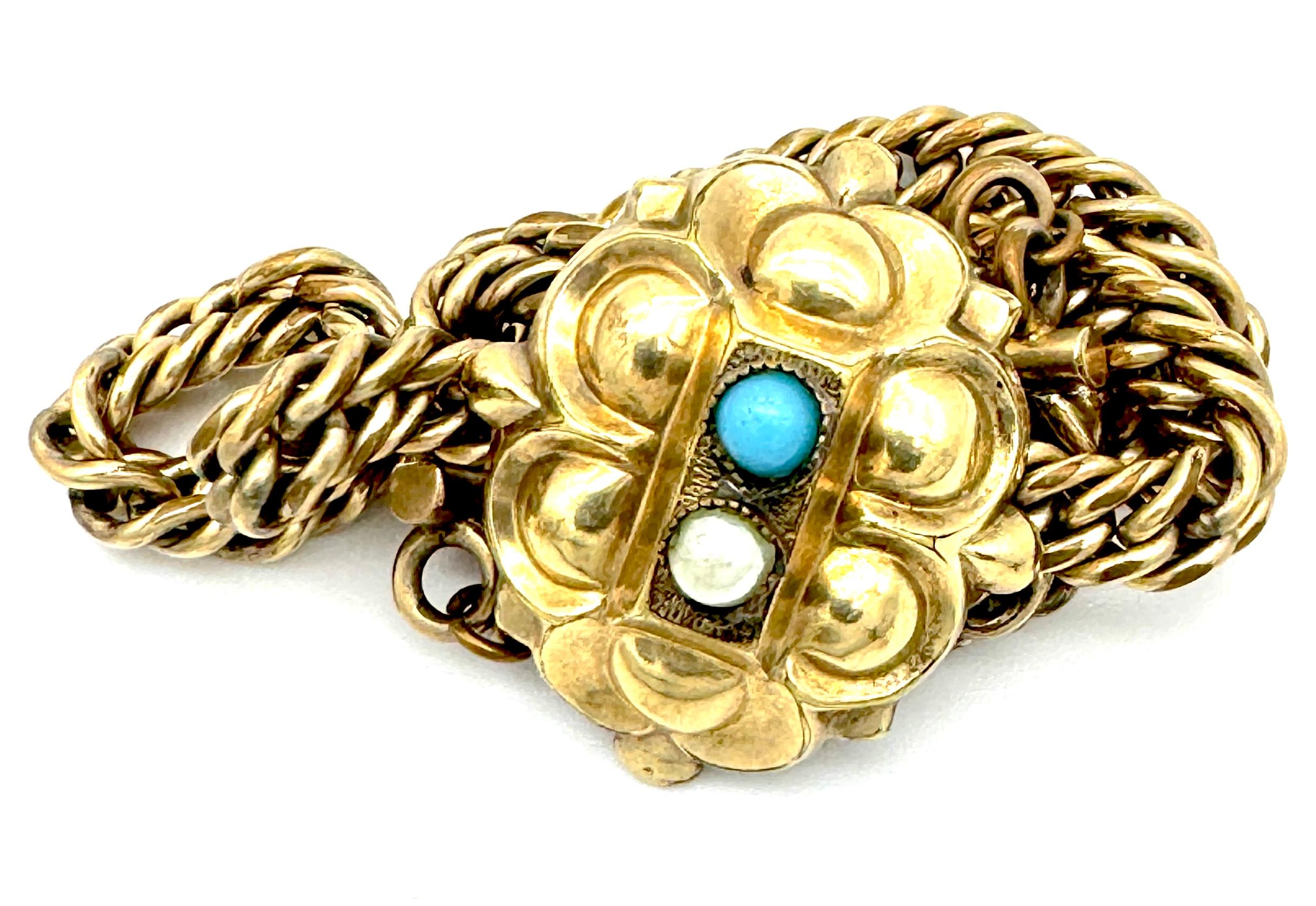 Dieses Biedermeier-Schieberarmband spiegelt den Schmuckgeschmack um 1835/40 wider. Das Armband besteht aus einer Bordsteinkette, die durch einen Schieber zusammengehalten wird, der eine Größenverstellung ermöglicht. Das Armband ist aus Metall