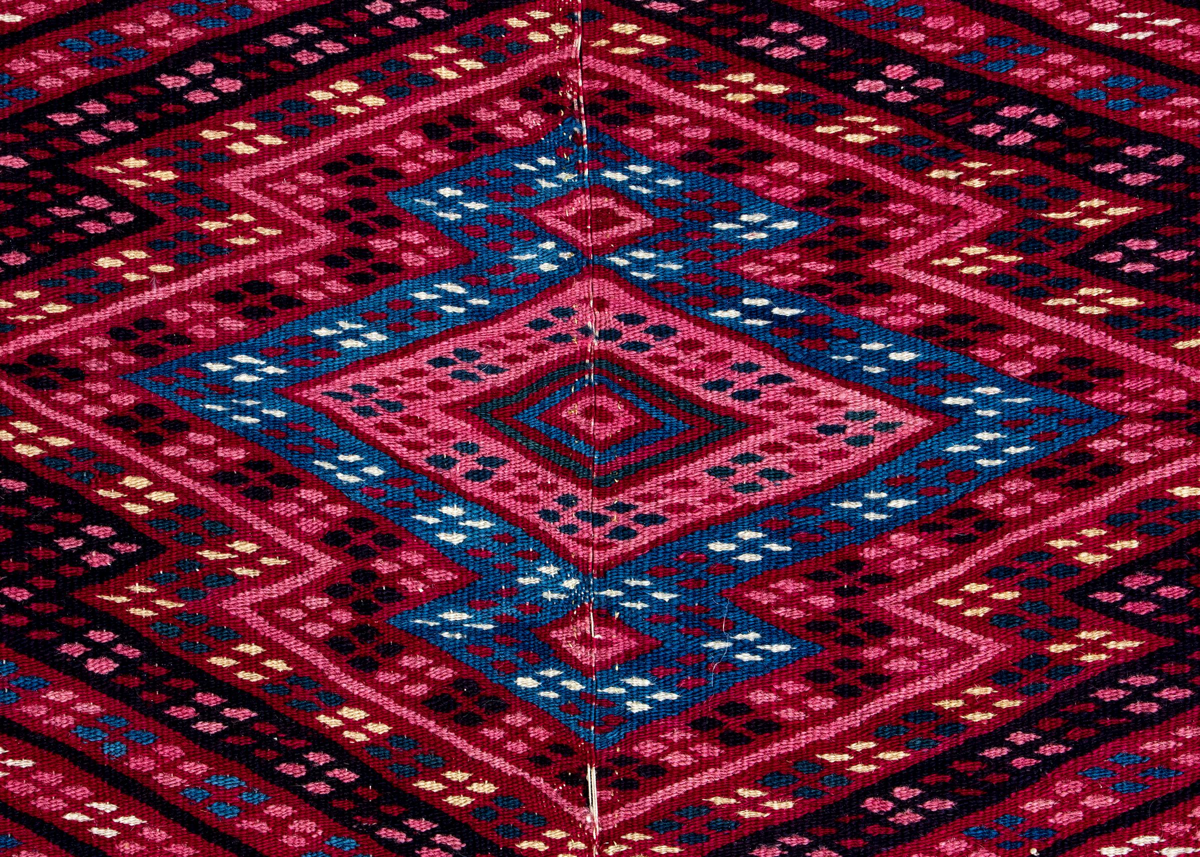 Mesoamerikanisches Saltillo-Serape-Übergangstextil von 1850 aus Wolle mit natürlichen Farbstoffen in Rot, Rosa, Blau, Weiß und Schwarz. Die Außenmaße des sicher montierten Bildes betragen 97 x 48 Zoll.

Die Weberei ist sauber und in sehr gutem