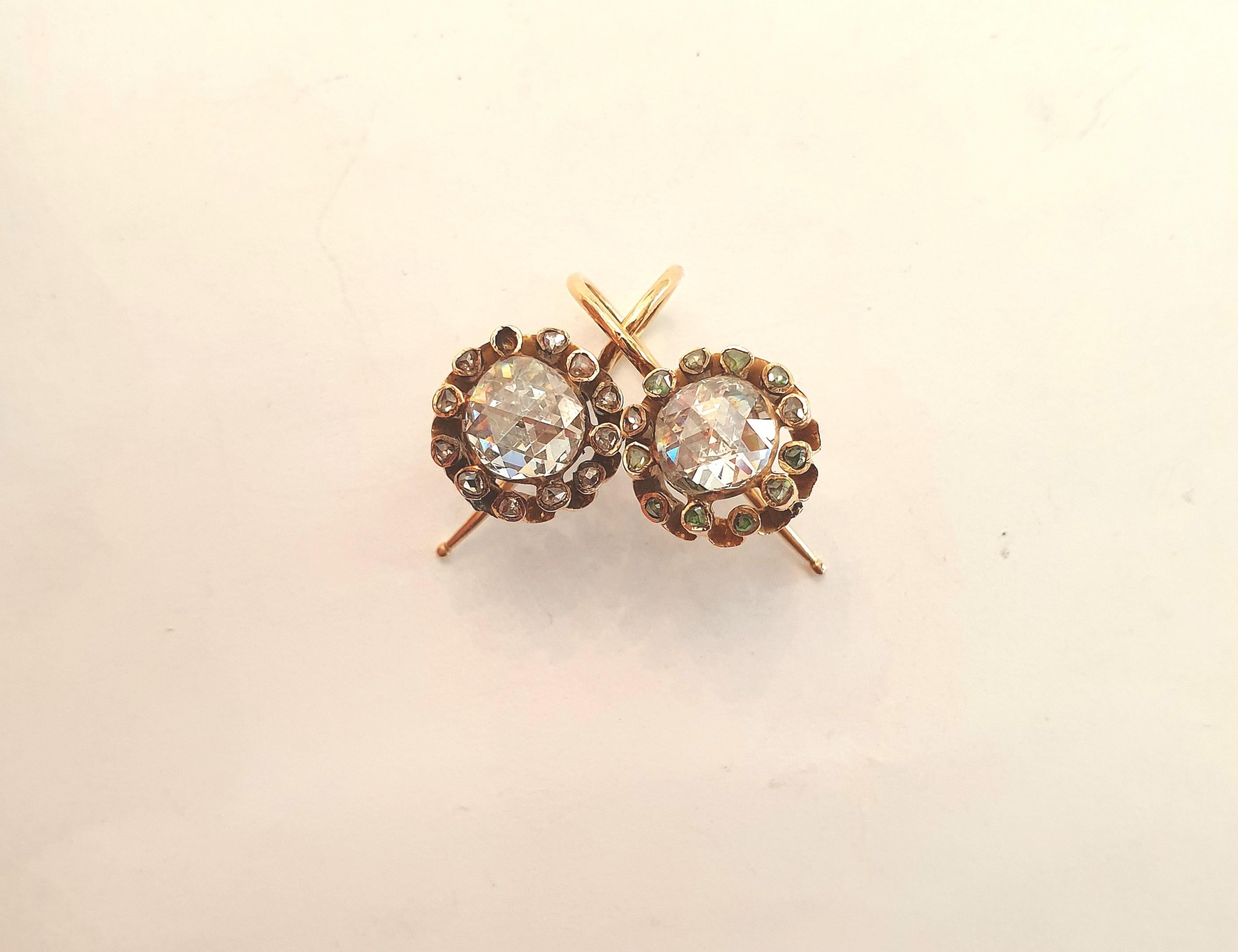 Conjunto de pendientes y colgante de oro con diamantes talla rosa de la década de 1850 en venta 2