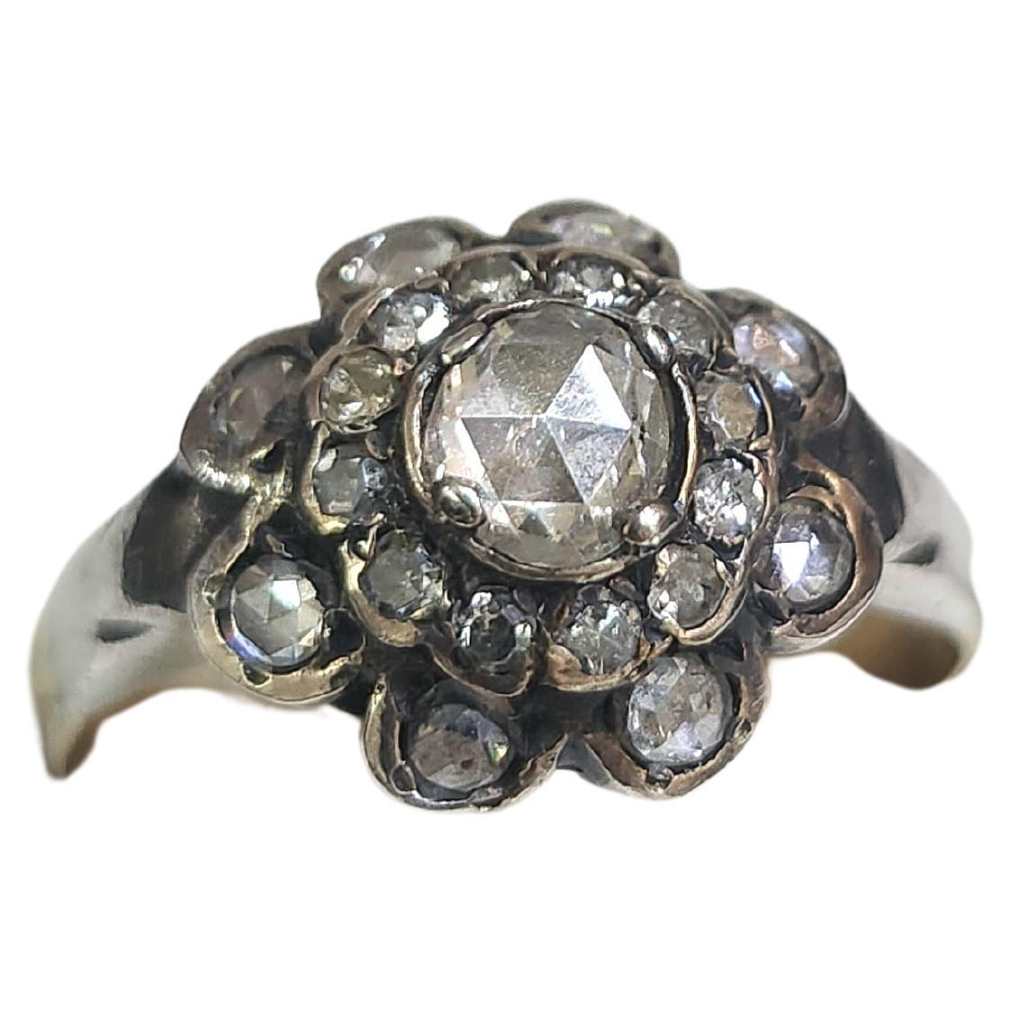 Antiguo anillo de diamantes talla rosa de principios de la era victoriana de 1850 con diseño floral de plata y oro rematado 