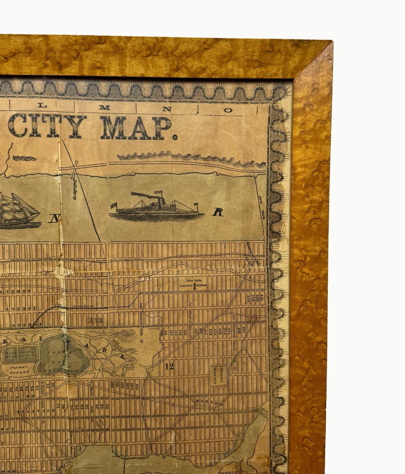 Carte unique de la ville de New York publiée par Humphrey Phelps en 1857, montrant Manhattan, Brooklyn, Jersey City et Hoboken. Gravé dans les moindres détails avec un index complet des rues, les limites des quartiers et des gravures maritimes