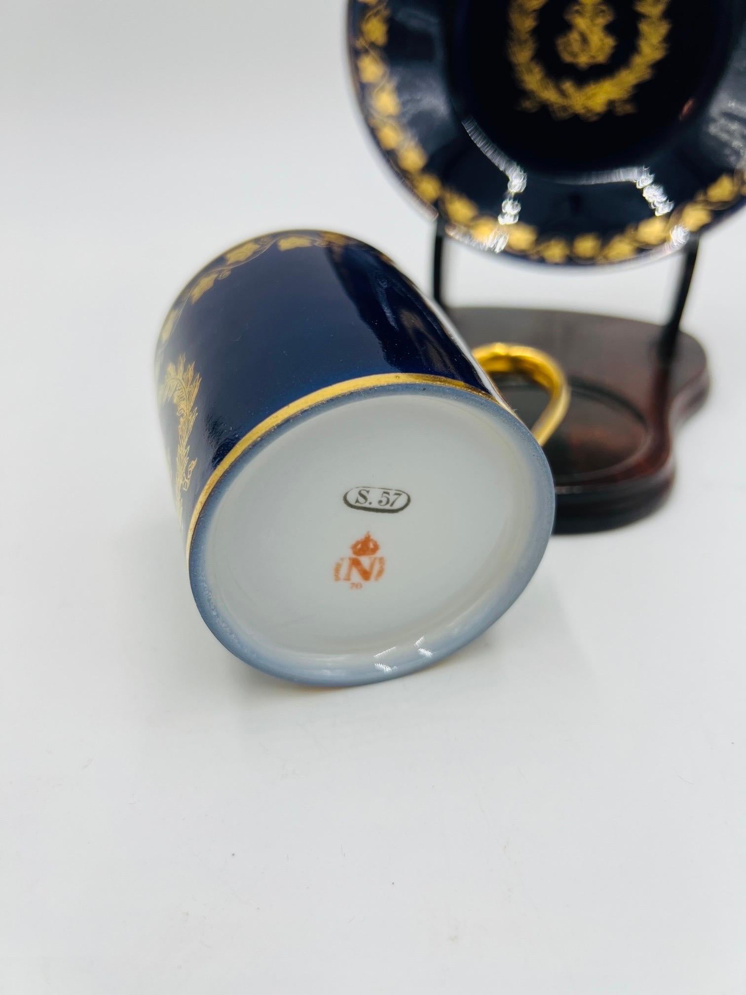 Porcelaine Tasse/sac à soucoupe ancienne Sèvres Napoléon III en cobalt avec couronne, 1857  en vente