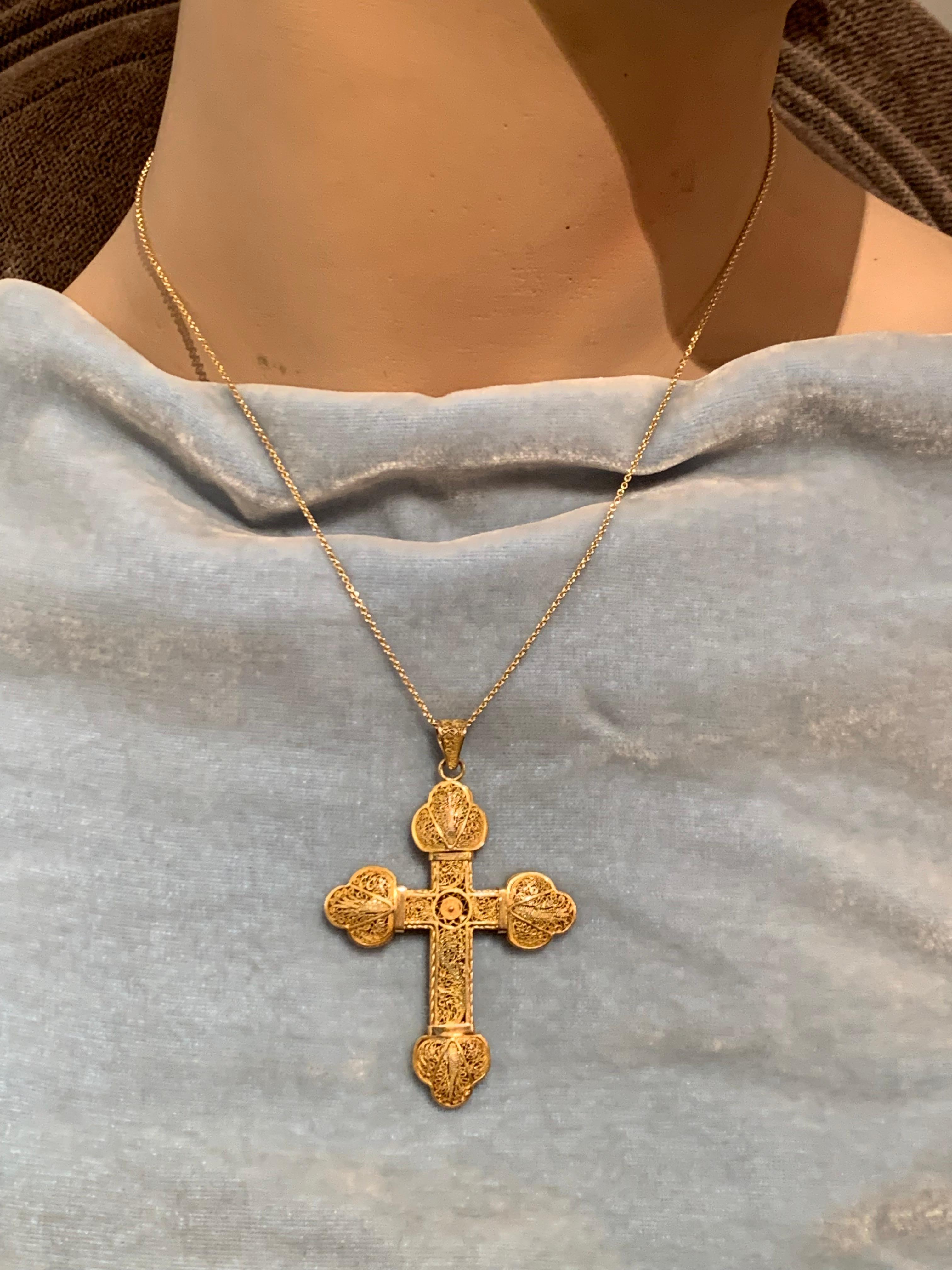 Antique 1860 Two Colour 14 Kt Gold Filigree Cross Pendant Necklace Italy, Genova In Good Condition In Munich, Bavaria