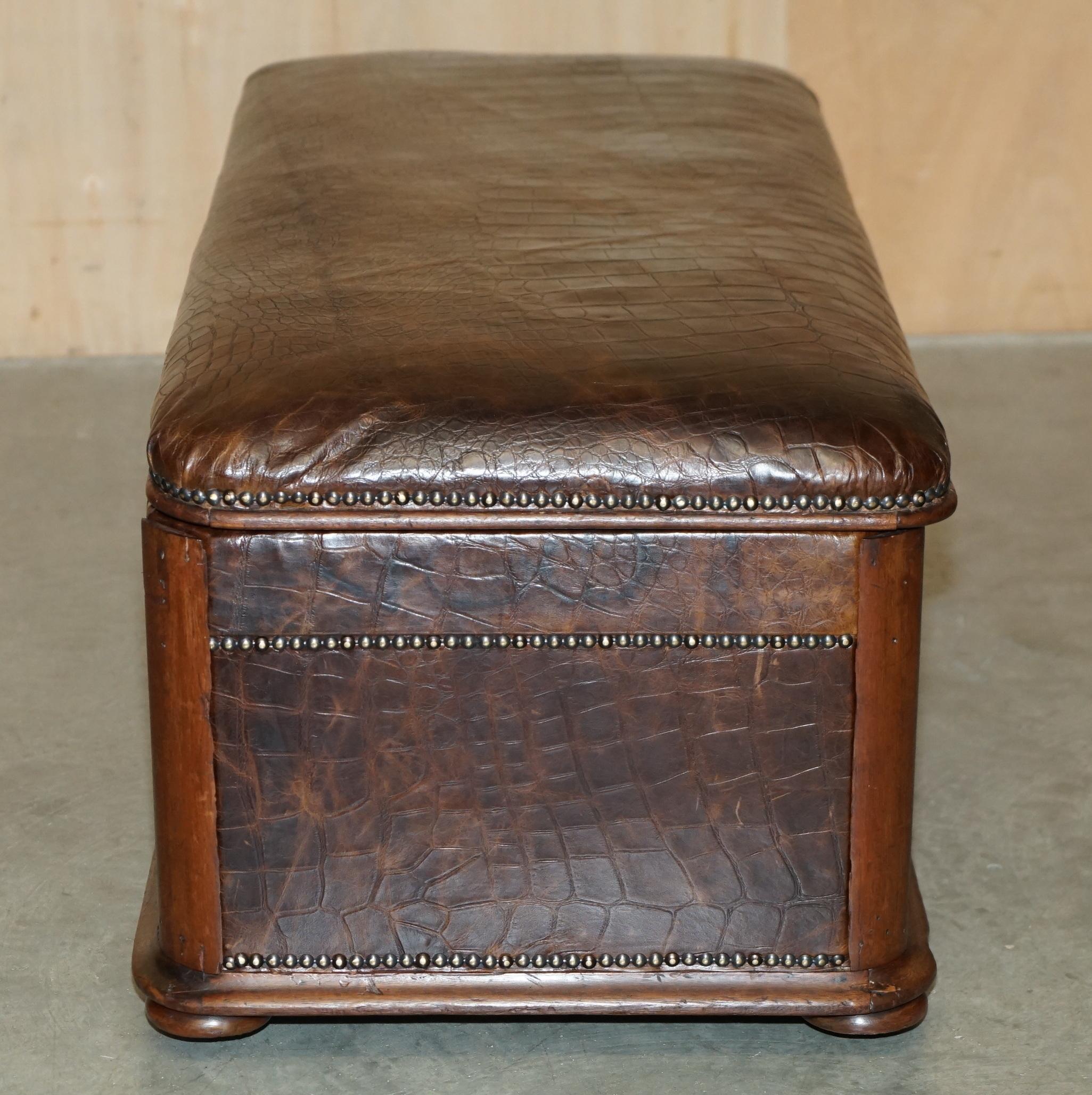 ANTiQUE 1860 HARDWOOD ALLIGATOR CROCODILE PATINA MARRONE OTTOMAN TRUNK IN PELLE in vendita 2