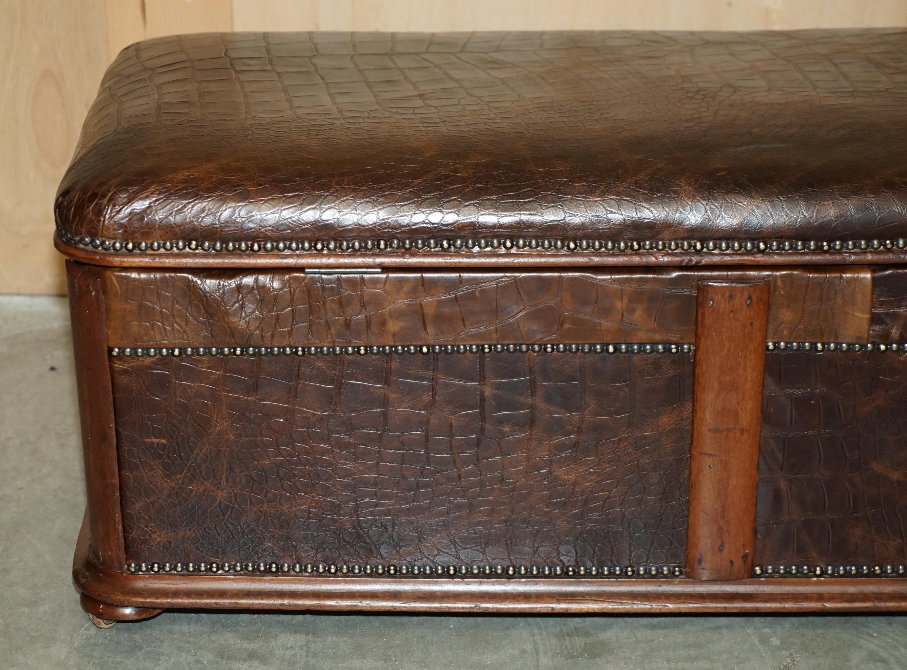 ANTiQUE 1860 HARDWOOD ALLIGATOR CROCODILE PATINA MARRONE OTTOMAN TRUNK IN PELLE in vendita 4