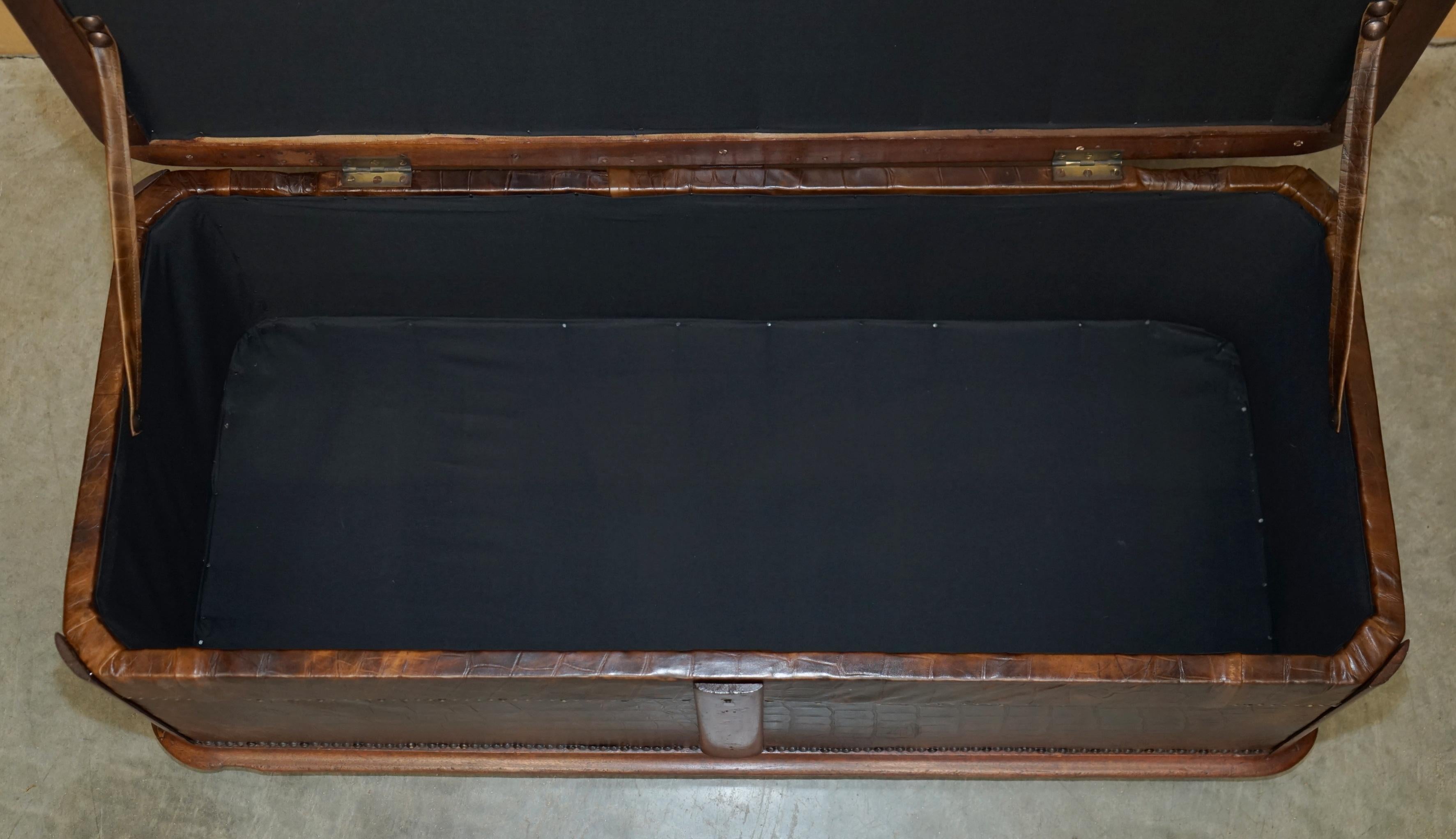 ANTiQUE 1860 HARDWOOD ALLIGATOR CROCODILE PATINA MARRONE OTTOMAN TRUNK IN PELLE in vendita 9