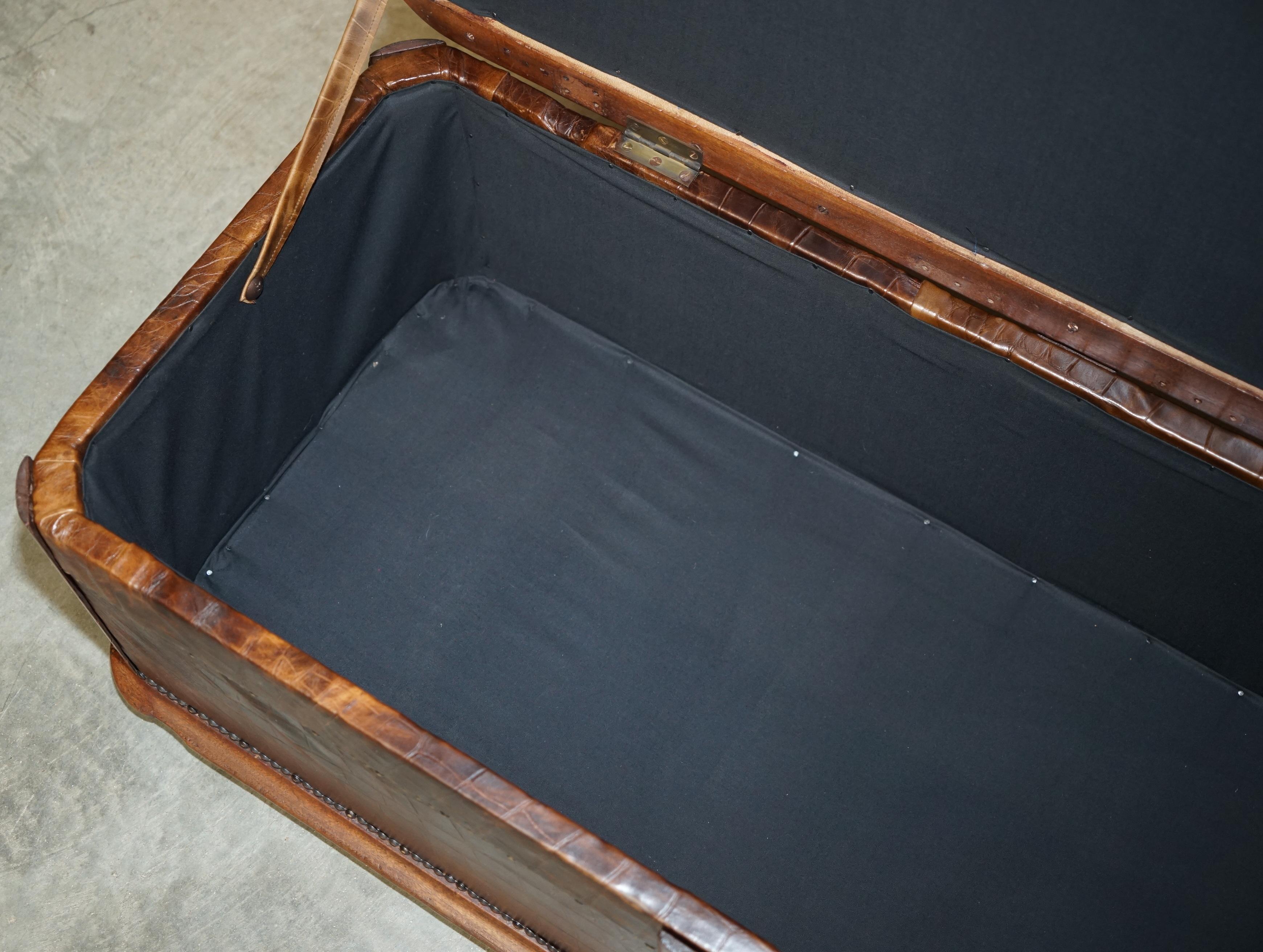ANTiQUE 1860 HARDWOOD ALLIGATOR CROCODILE PATINA MARRONE OTTOMAN TRUNK IN PELLE in vendita 10