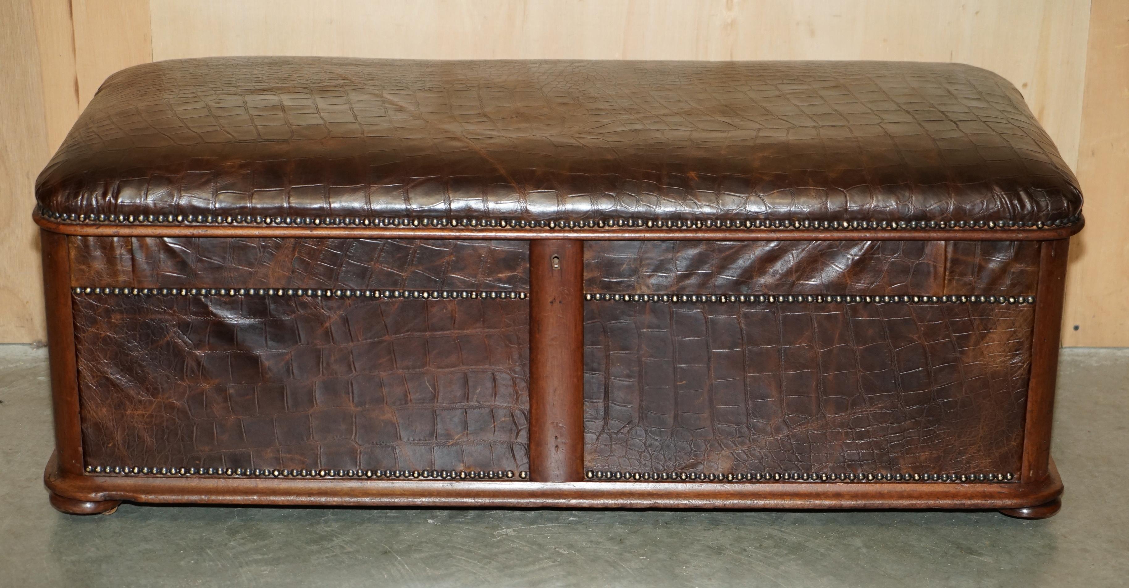 Pieno vittoriano ANTiQUE 1860 HARDWOOD ALLIGATOR CROCODILE PATINA MARRONE OTTOMAN TRUNK IN PELLE in vendita