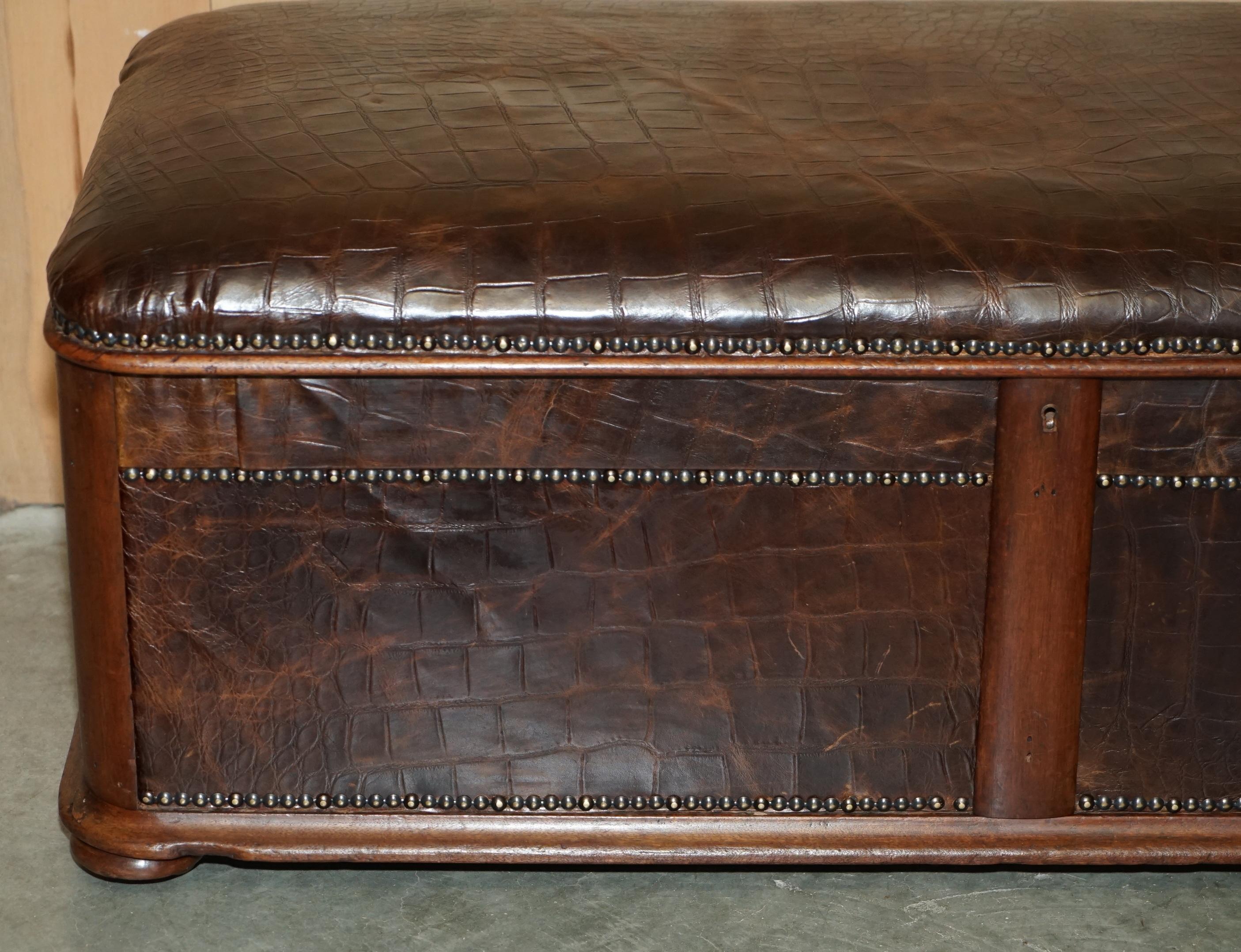 Inglese ANTiQUE 1860 HARDWOOD ALLIGATOR CROCODILE PATINA MARRONE OTTOMAN TRUNK IN PELLE in vendita