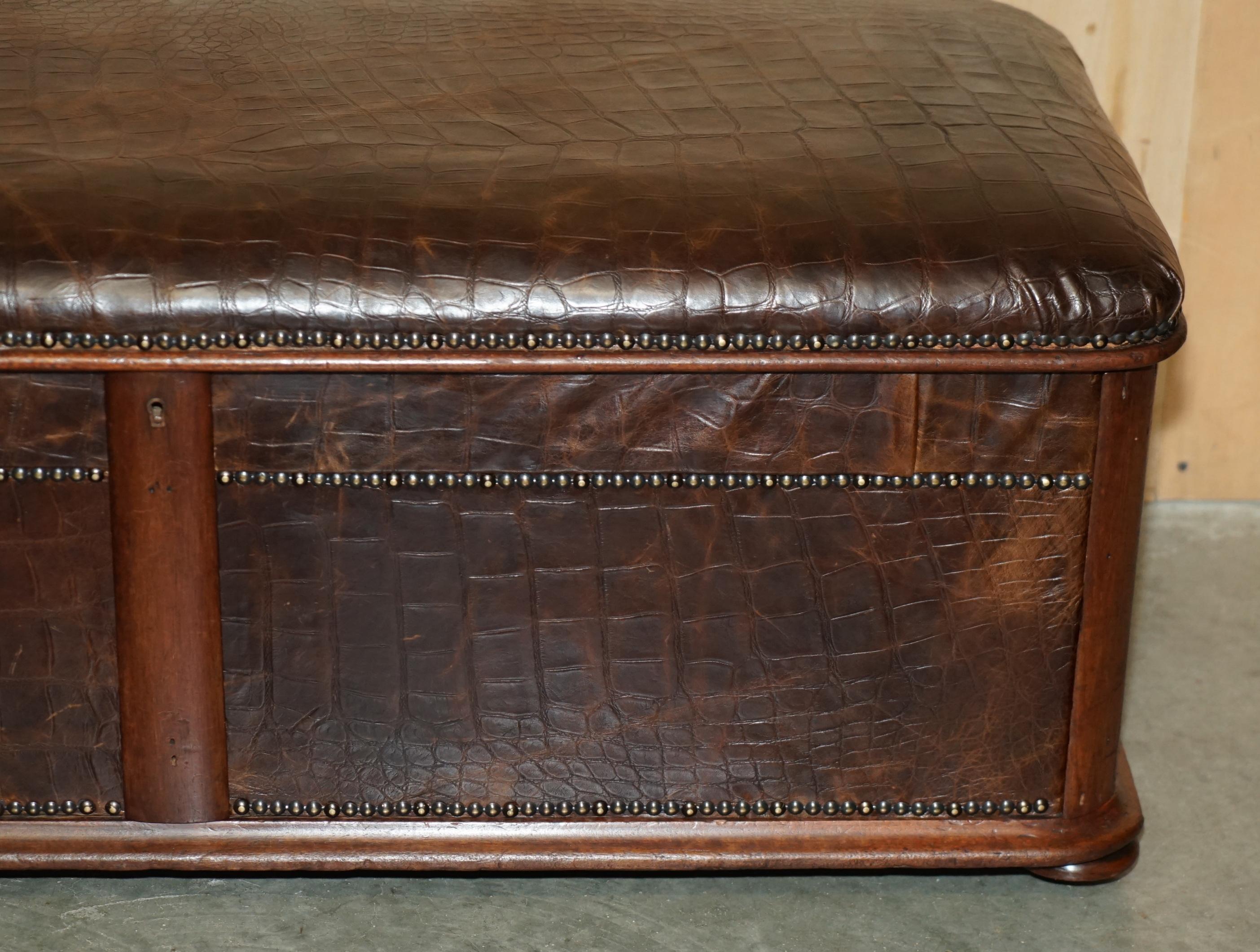 Fatto a mano ANTiQUE 1860 HARDWOOD ALLIGATOR CROCODILE PATINA MARRONE OTTOMAN TRUNK IN PELLE in vendita