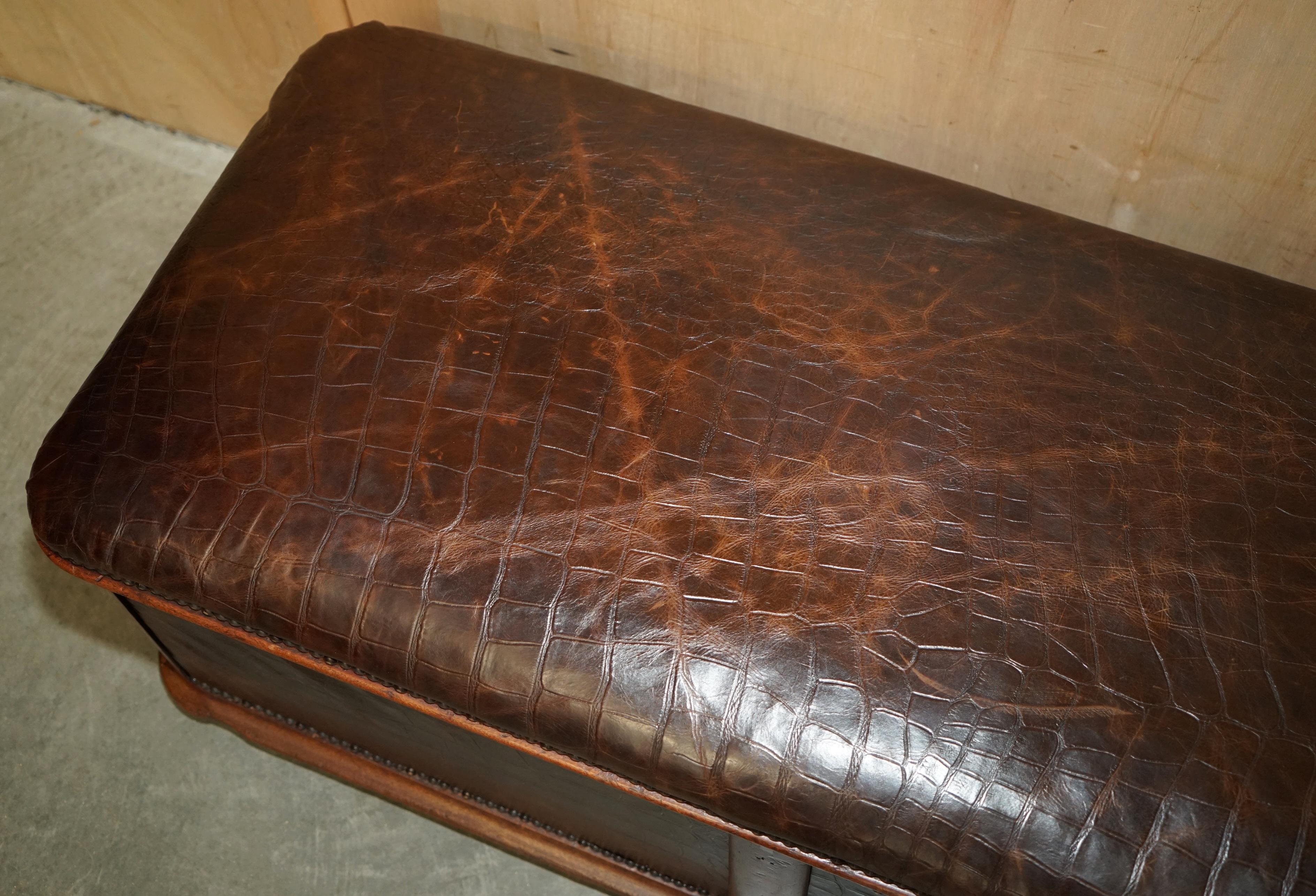 Metà XIX secolo ANTiQUE 1860 HARDWOOD ALLIGATOR CROCODILE PATINA MARRONE OTTOMAN TRUNK IN PELLE in vendita