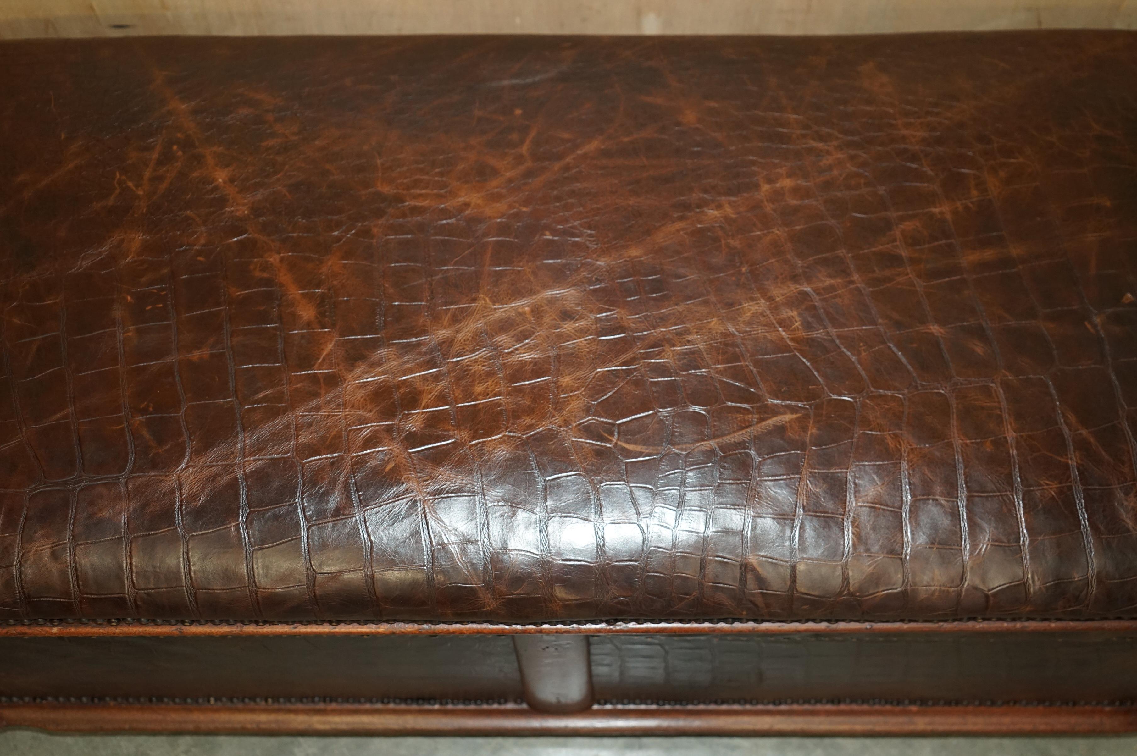 Pelle ANTiQUE 1860 HARDWOOD ALLIGATOR CROCODILE PATINA MARRONE OTTOMAN TRUNK IN PELLE in vendita