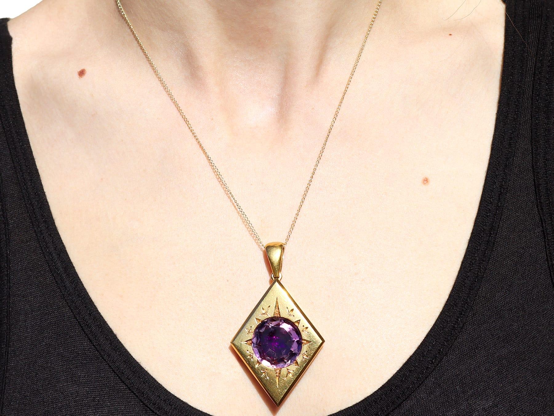 Médaillon ancien en or jaune 18k et améthyste 18.63 carats Circa 1880 en vente 5