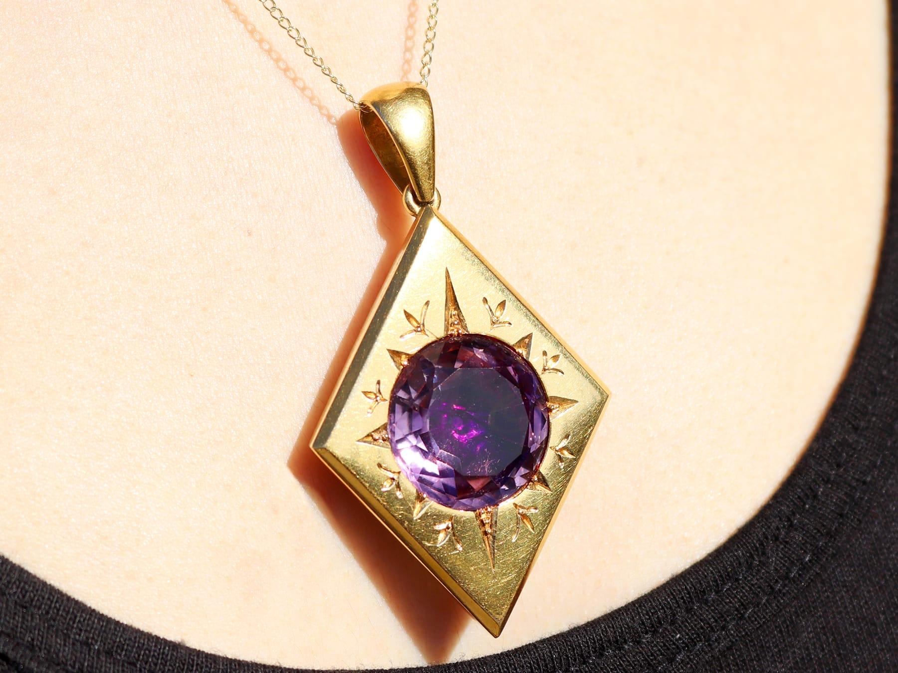 Médaillon ancien en or jaune 18k et améthyste 18.63 carats Circa 1880 en vente 6