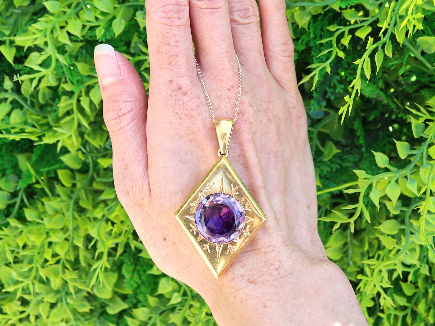 Taille ronde Médaillon ancien en or jaune 18k et améthyste 18.63 carats Circa 1880 en vente