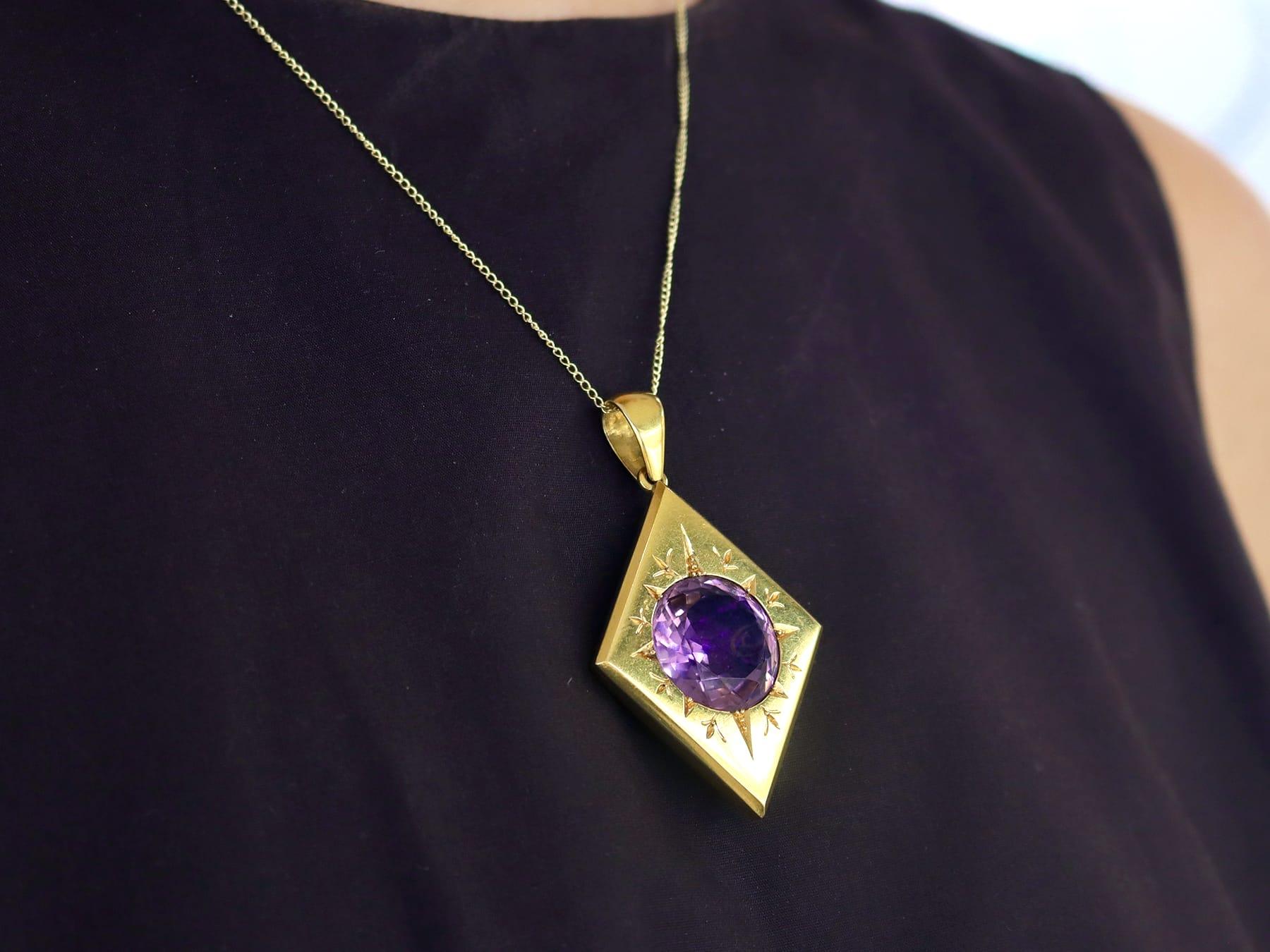 Médaillon ancien en or jaune 18k et améthyste 18.63 carats Circa 1880 Excellent état - En vente à Jesmond, Newcastle Upon Tyne