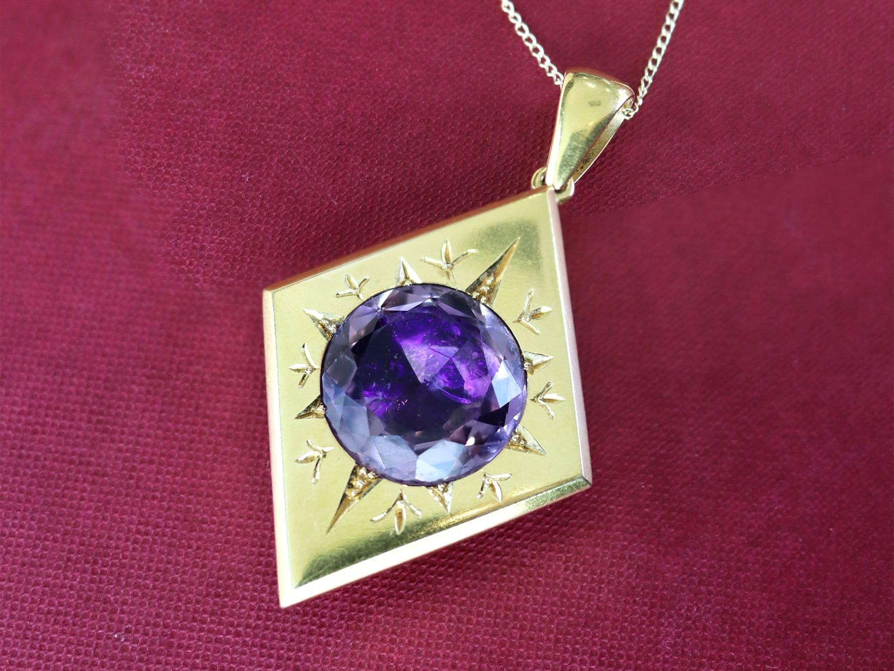 Médaillon ancien en or jaune 18k et améthyste 18.63 carats Circa 1880 Unisexe en vente