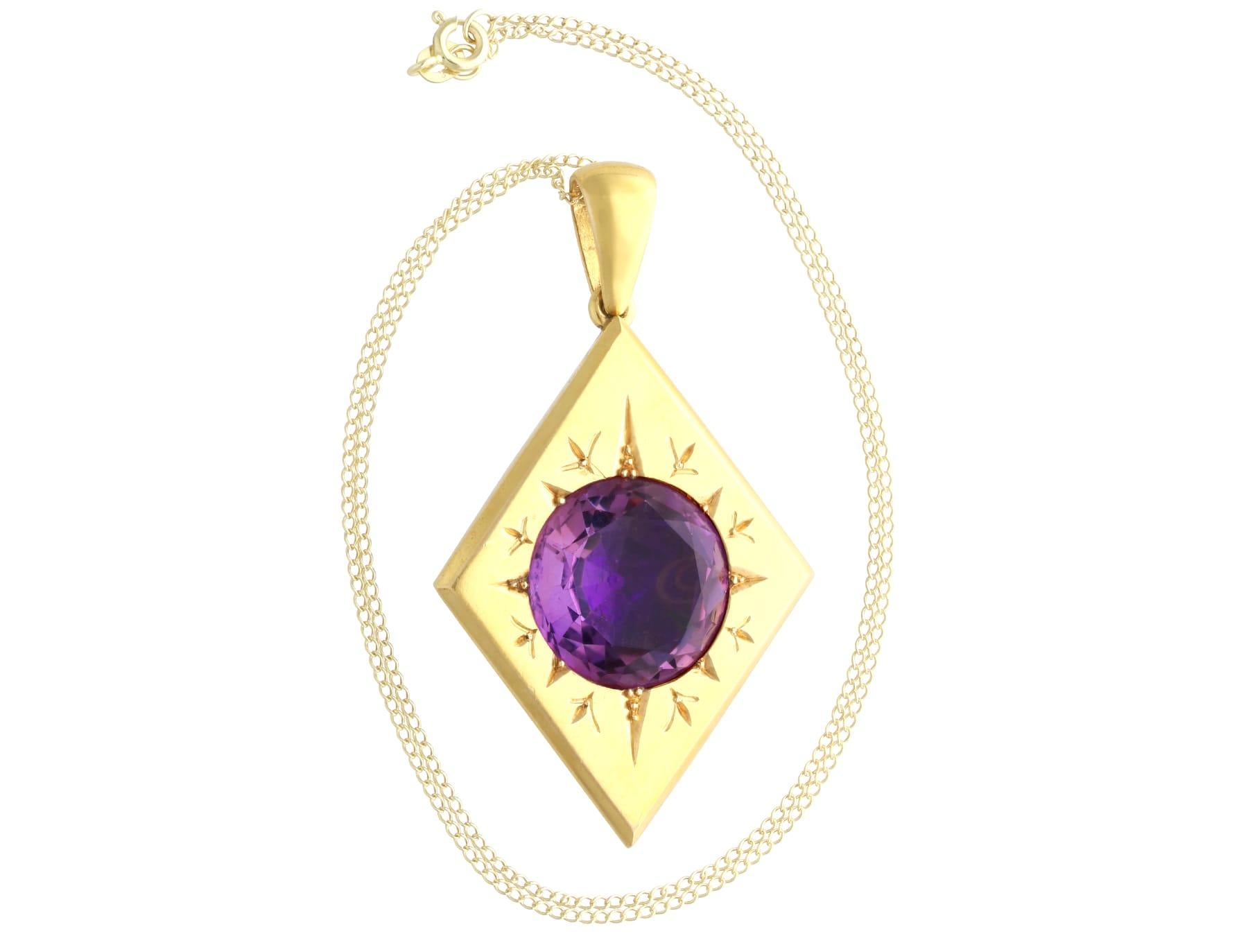 Médaillon ancien en or jaune 18k et améthyste 18.63 carats Circa 1880 en vente 1