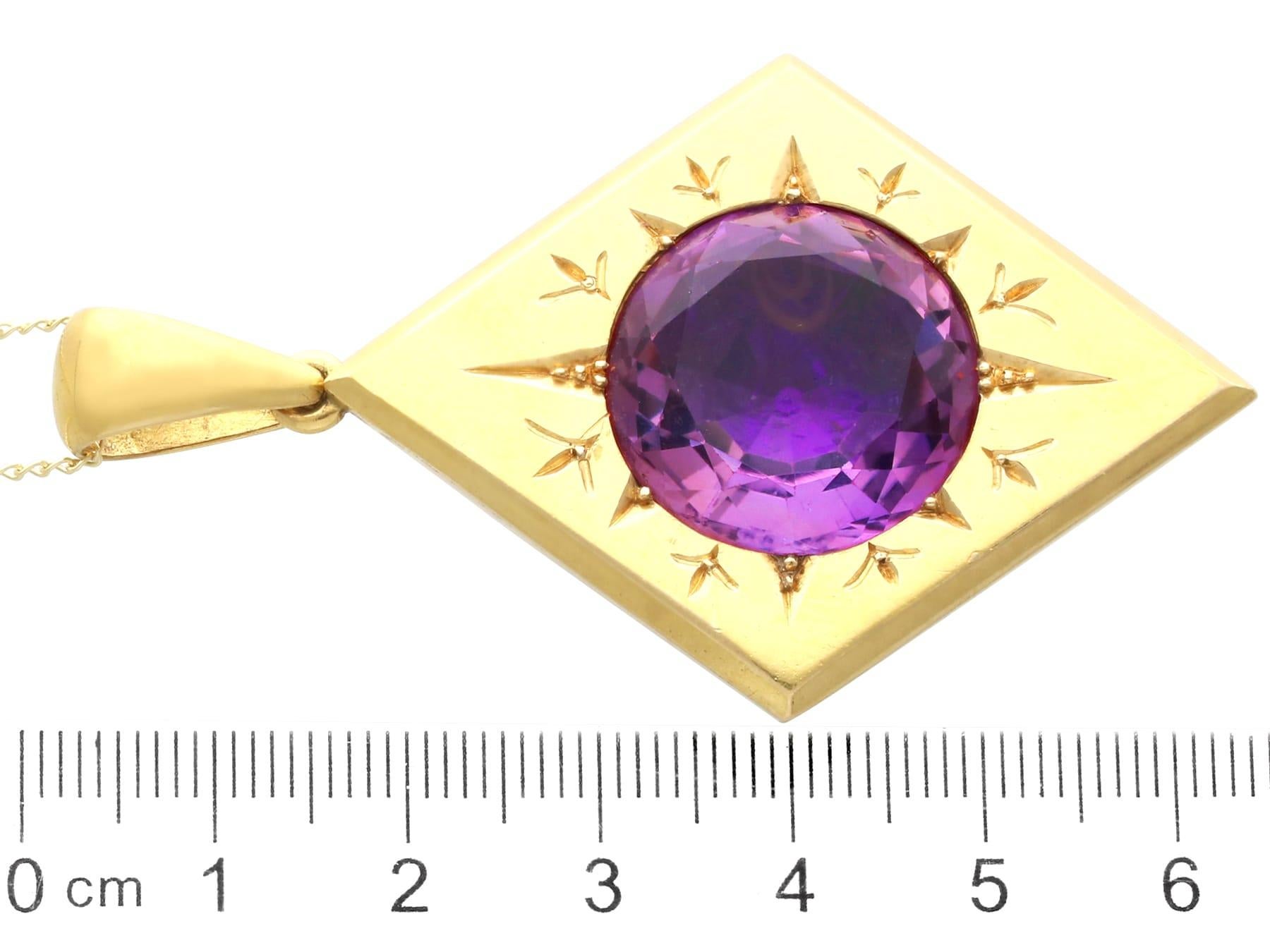 Médaillon ancien en or jaune 18k et améthyste 18.63 carats Circa 1880 en vente 3