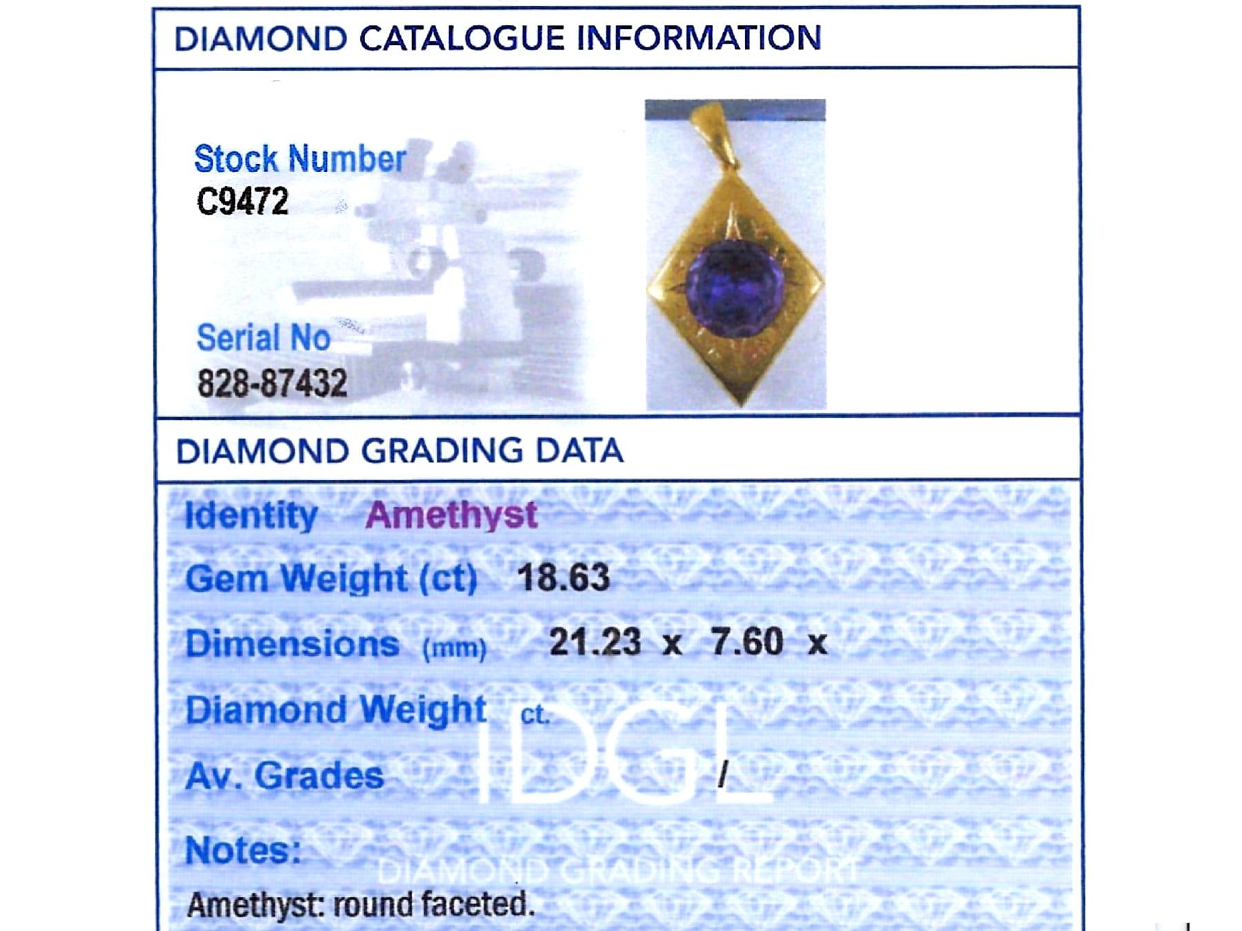 Médaillon ancien en or jaune 18k et améthyste 18.63 carats Circa 1880 en vente 4