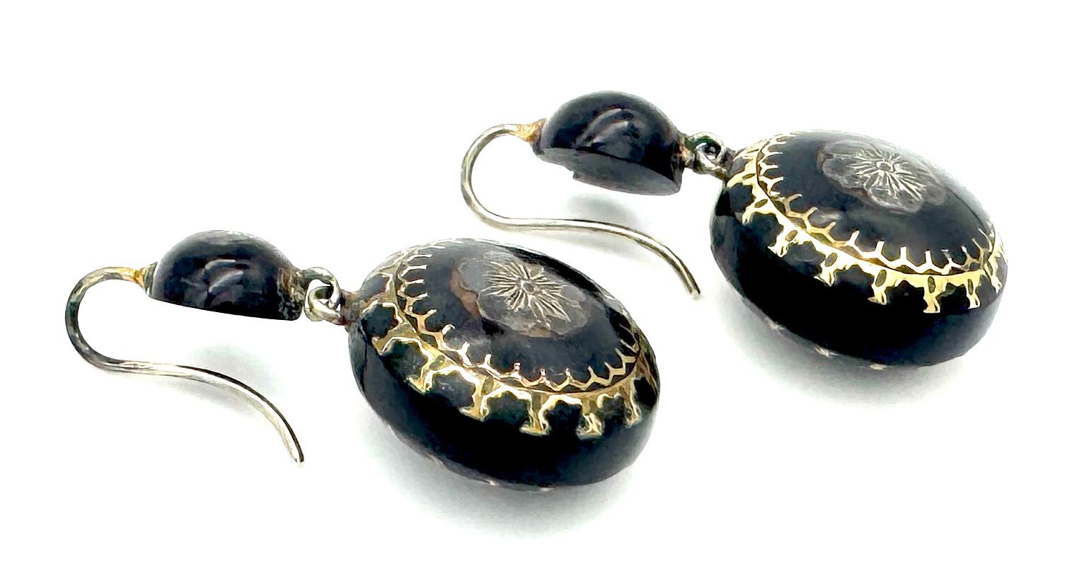 Antike 1870 Horn Gold Silve Piqué baumeln Ohrringe Sentimental Schmuck Stiefmütterchen (Viktorianisch) im Angebot