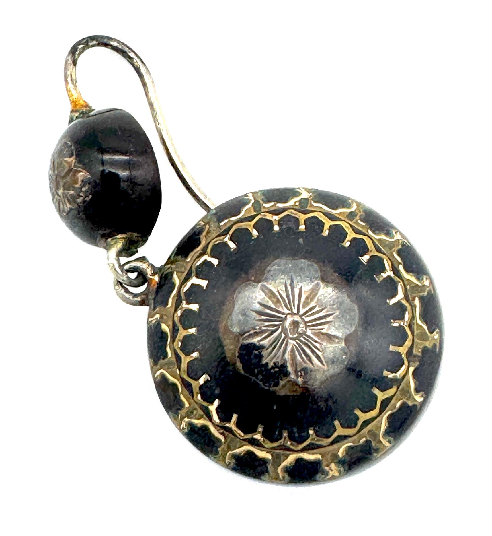 Antike 1870 Horn Gold Silve Piqué baumeln Ohrringe Sentimental Schmuck Stiefmütterchen im Zustand „Gut“ im Angebot in Munich, Bavaria