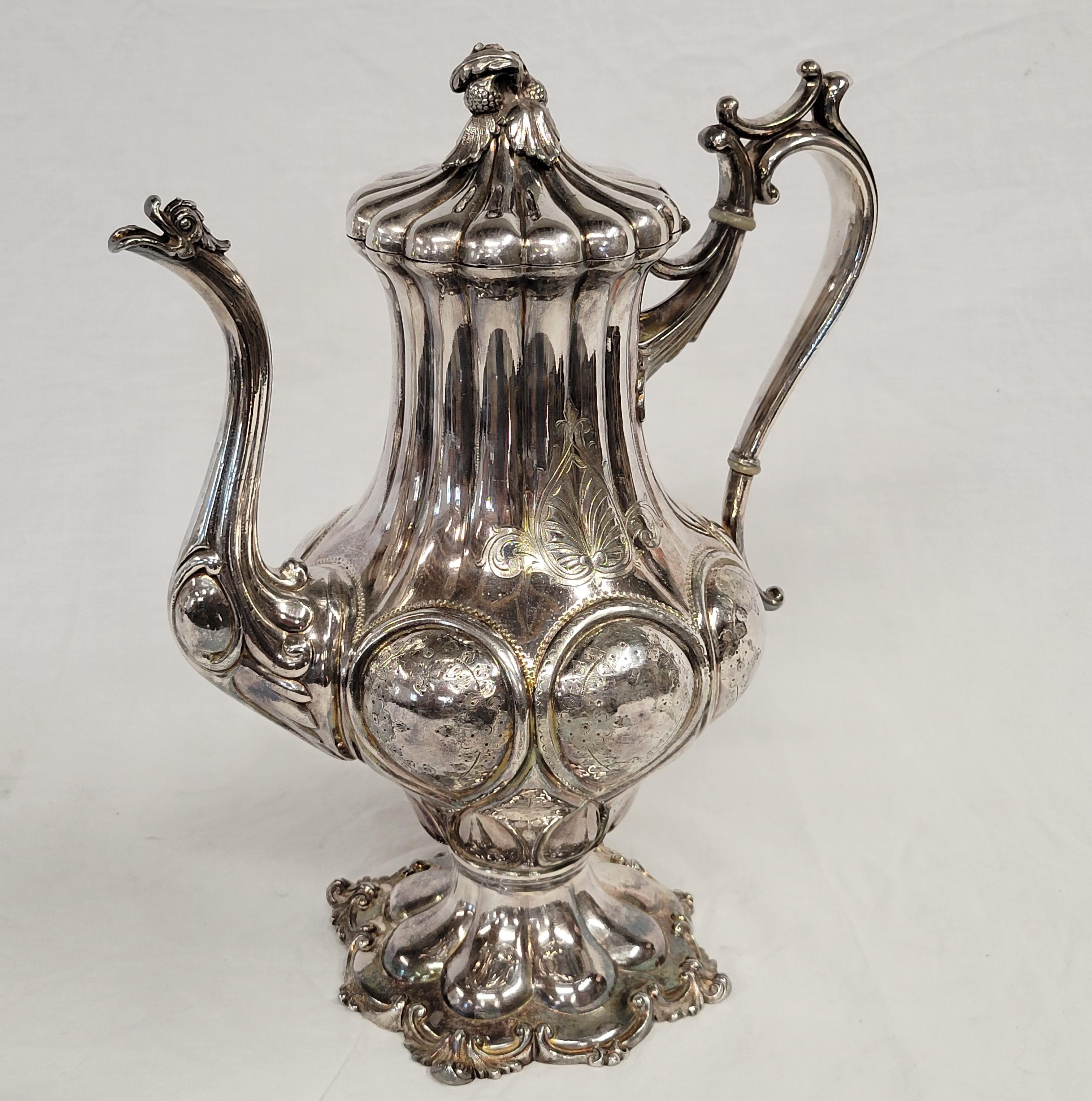 Un bellissimo servizio da tè e caffè in argenteria Redfield & Rice del 1870 con lattiera e zuccheriera con coperchio. Realizzato da Refield & Rice (attivo dal 1866 al 1872) su modello di Reed & Barton. Tanti dettagli affascinanti come le